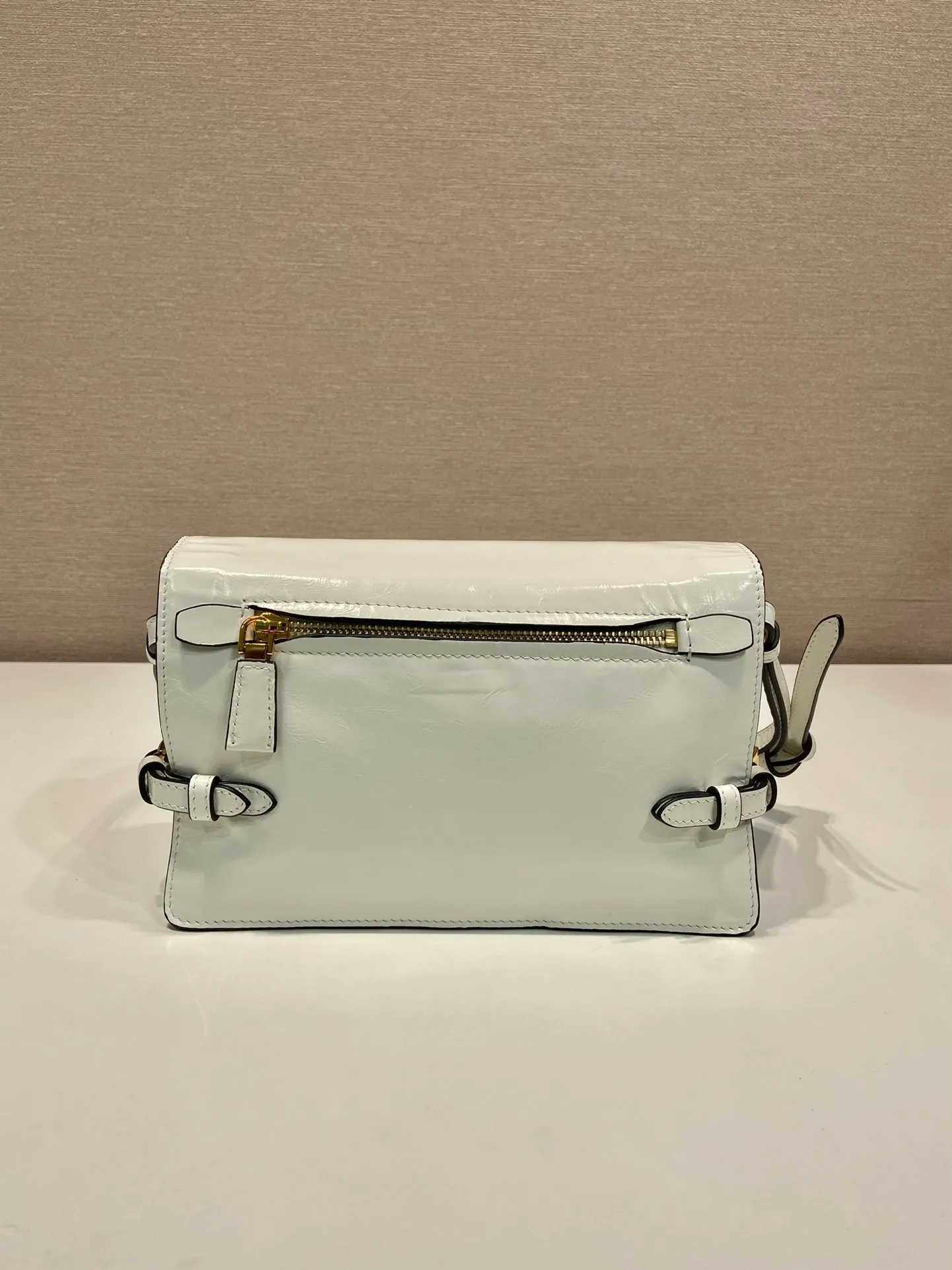 💰1500🎉Oil wax leather messenger bag🎉1BD082🎉🎉 This messenger bag is made of imported oil wax leather. The shiny color exudes a classic atmosphere. It is equipped with a detachable and adjustable long shoulder strap, which can be carried on the shoulder or crossbody. It has a large capacity and is easy to use. It is definitely a must-have for fashionistas. Hurry up and take this retro style flip messenger bag home! Length 23 height 15x base 8.5cm🎉🎉🎉👏👏👏