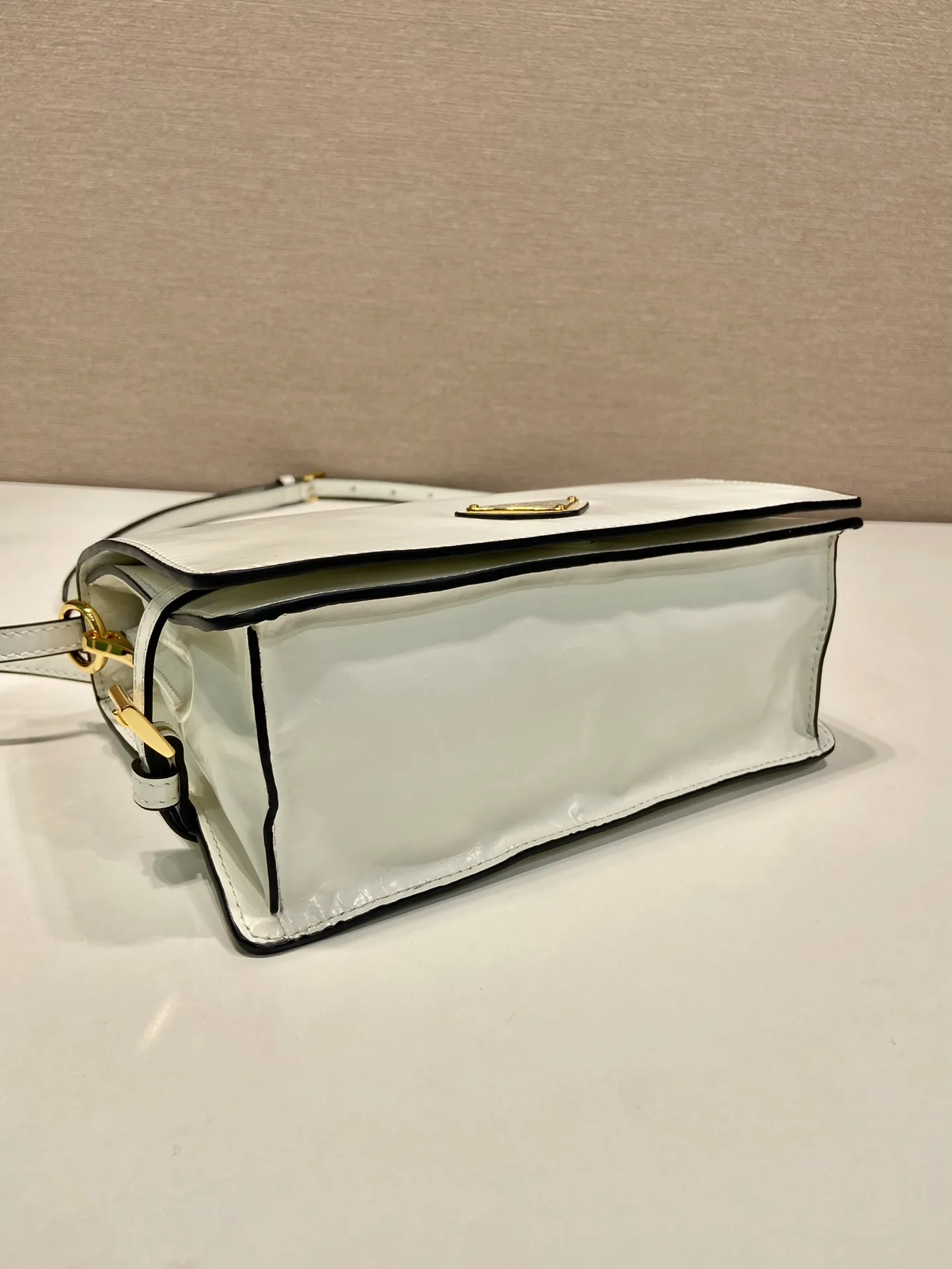 💰1500🎉Oil wax leather messenger bag🎉1BD082🎉🎉 This messenger bag is made of imported oil wax leather. The shiny color exudes a classic atmosphere. It is equipped with a detachable and adjustable long shoulder strap, which can be carried on the shoulder or crossbody. It has a large capacity and is easy to use. It is definitely a must-have for fashionistas. Hurry up and take this retro style flip messenger bag home! Length 23 height 15x base 8.5cm🎉🎉🎉👏👏👏