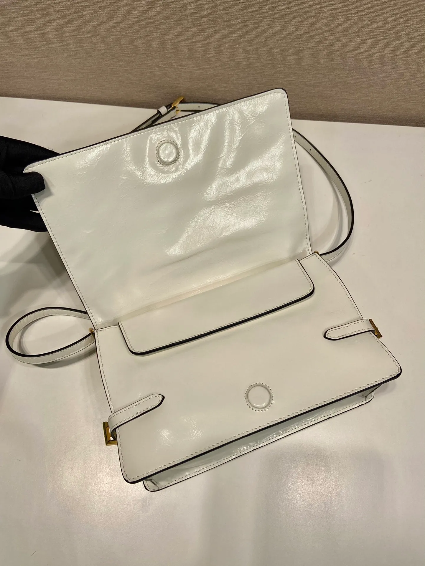 💰1500🎉Oil wax leather messenger bag🎉1BD082🎉🎉 This messenger bag is made of imported oil wax leather. The shiny color exudes a classic atmosphere. It is equipped with a detachable and adjustable long shoulder strap, which can be carried on the shoulder or crossbody. It has a large capacity and is easy to use. It is definitely a must-have for fashionistas. Hurry up and take this retro style flip messenger bag home! Length 23 height 15x base 8.5cm🎉🎉🎉👏👏👏