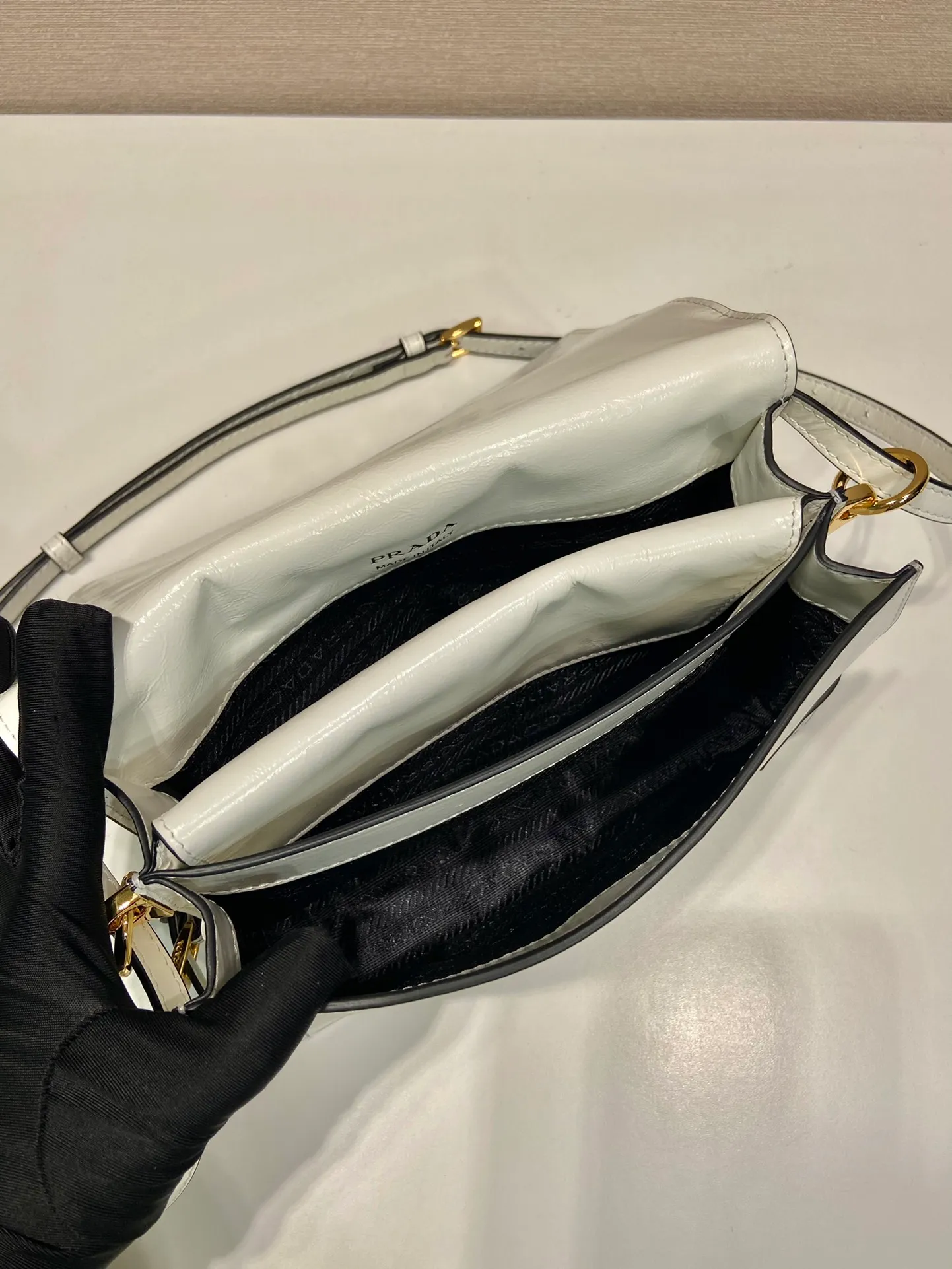 💰1500🎉Oil wax leather messenger bag🎉1BD082🎉🎉 This messenger bag is made of imported oil wax leather. The shiny color exudes a classic atmosphere. It is equipped with a detachable and adjustable long shoulder strap, which can be carried on the shoulder or crossbody. It has a large capacity and is easy to use. It is definitely a must-have for fashionistas. Hurry up and take this retro style flip messenger bag home! Length 23 height 15x base 8.5cm🎉🎉🎉👏👏👏