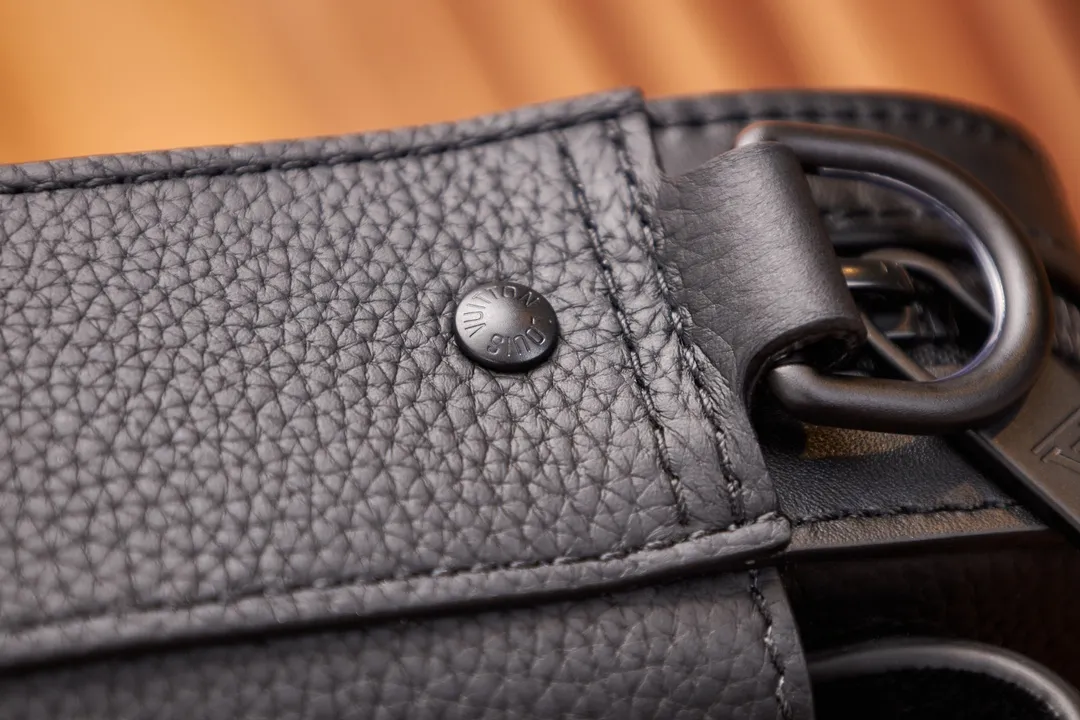 P¥740👉nfc163C01 dynamic chip version👈[Top-level inspection-free all-steel hardware] Fastline messenger bag, model: M22482; size: 23.5x18x7CM Work details: For reference