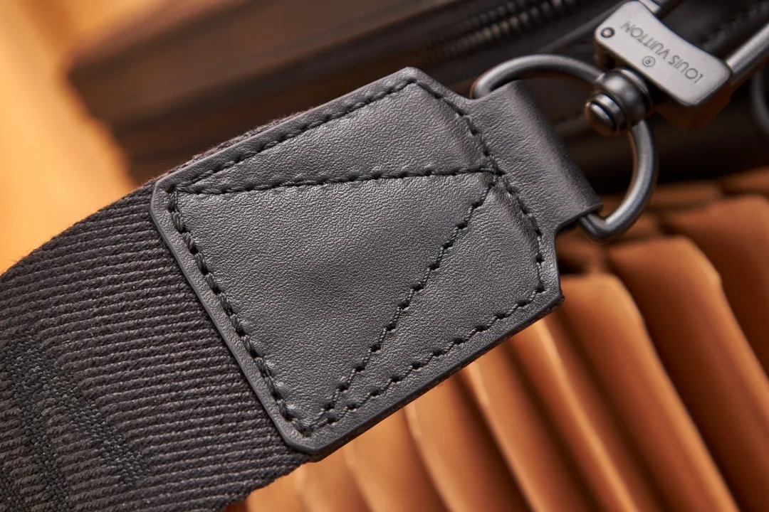 P¥740👉nfc163C01 dynamic chip version👈[Top-level inspection-free all-steel hardware] Fastline messenger bag, model: M22482; size: 23.5x18x7CM Work details: For reference