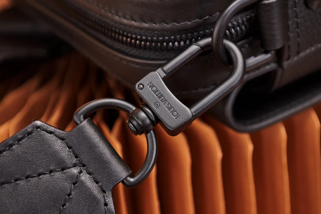 P¥740👉nfc163C01 dynamic chip version👈[Top-level inspection-free all-steel hardware] Fastline messenger bag, model: M22482; size: 23.5x18x7CM Work details: For reference