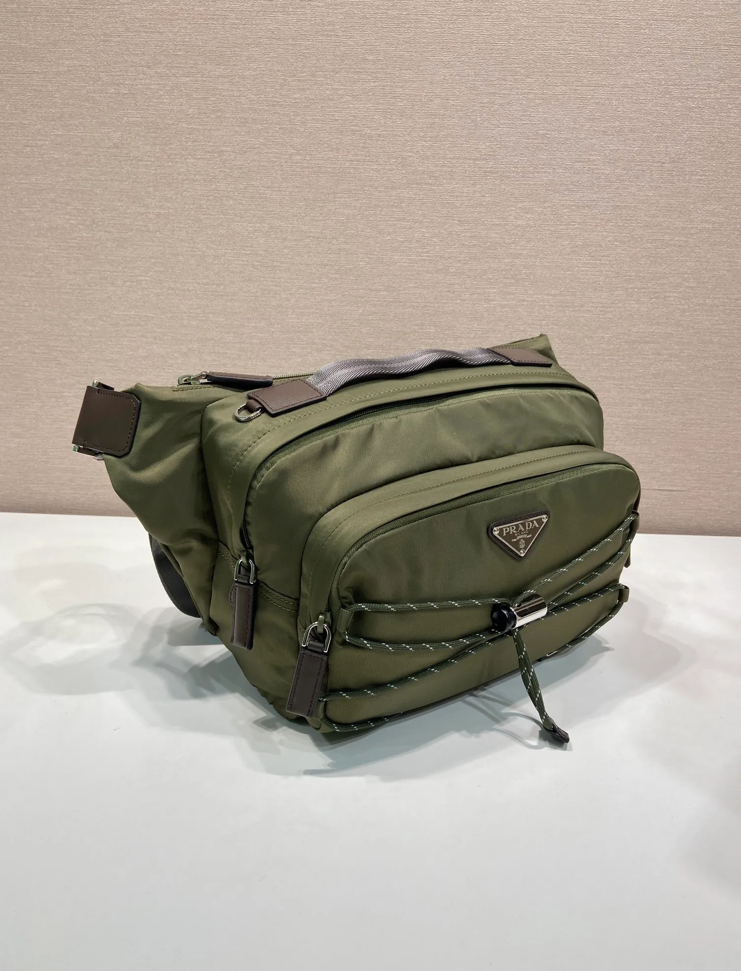 💰1320🎉New messenger bag🎉2VH201 camouflage green🎉🎉 This multifunctional and dynamic shoulder bag combines urban style with outdoor elements. This Re-Nylon bag has a lightweight, roomy design with a large exterior pocket and leather trim. With adjustable technical cord, flat padded nylon strap handle, adjustable nylon strap shoulder strap. Zipper closure, large capacity and fashionable upper body effect, get it now. Another popular style that will never go out of style🎉🎉 Length 30x Height 22x Bottom 10cm🎉🎉🎉💰💰💰