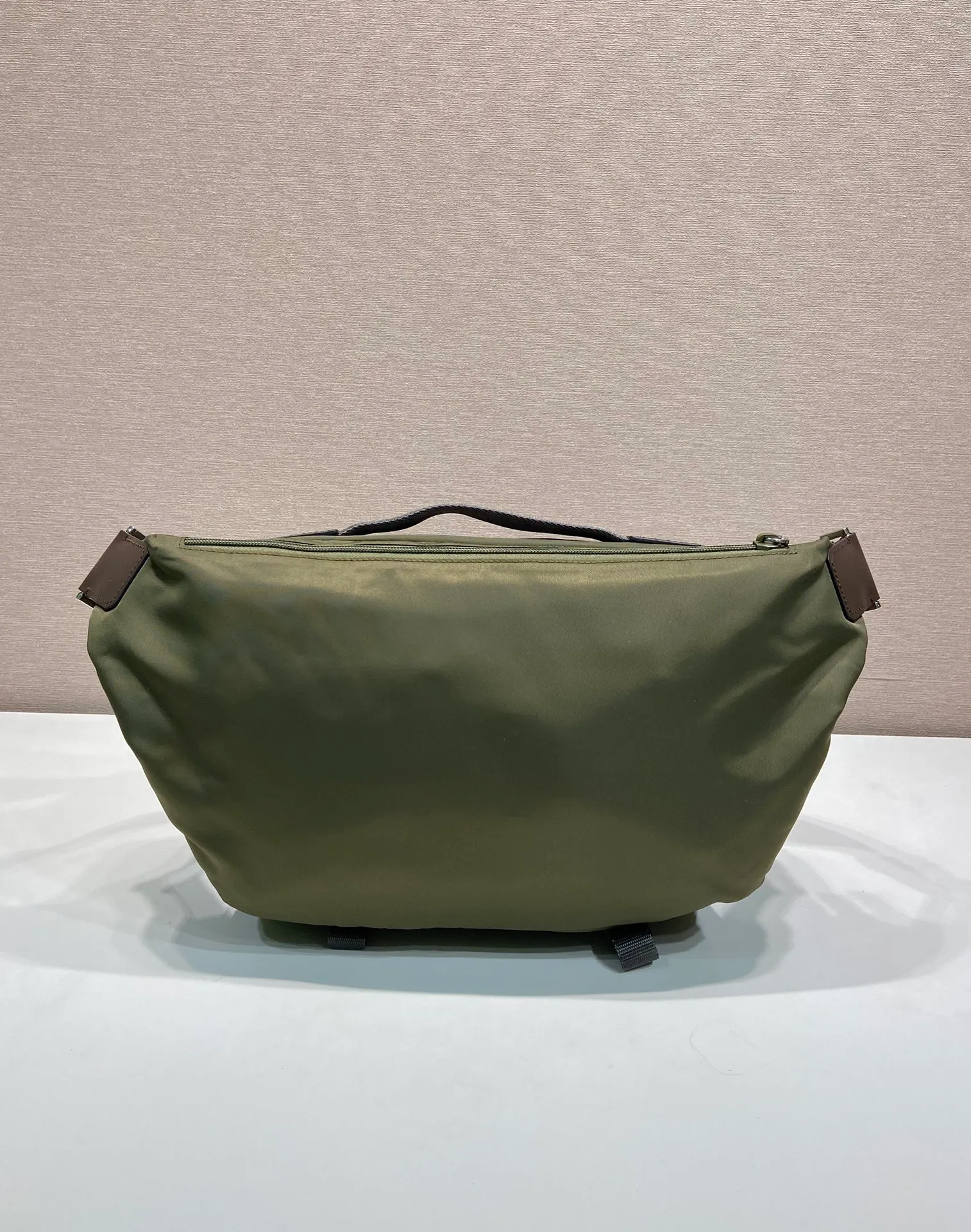 💰1320🎉New messenger bag🎉2VH201 camouflage green🎉🎉 This multifunctional and dynamic shoulder bag combines urban style with outdoor elements. This Re-Nylon bag has a lightweight, roomy design with a large exterior pocket and leather trim. With adjustable technical cord, flat padded nylon strap handle, adjustable nylon strap shoulder strap. Zipper closure, large capacity and fashionable upper body effect, get it now. Another popular style that will never go out of style🎉🎉 Length 30x Height 22x Bottom 10cm🎉🎉🎉💰💰💰