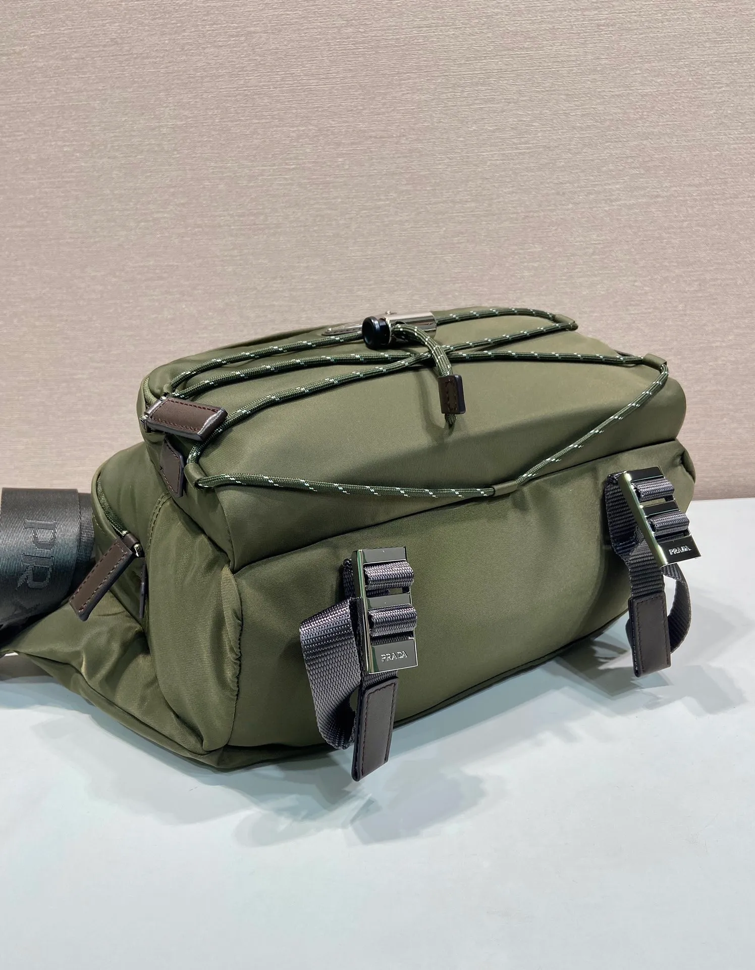 💰1320🎉New messenger bag🎉2VH201 camouflage green🎉🎉 This multifunctional and dynamic shoulder bag combines urban style with outdoor elements. This Re-Nylon bag has a lightweight, roomy design with a large exterior pocket and leather trim. With adjustable technical cord, flat padded nylon strap handle, adjustable nylon strap shoulder strap. Zipper closure, large capacity and fashionable upper body effect, get it now. Another popular style that will never go out of style🎉🎉 Length 30x Height 22x Bottom 10cm🎉🎉🎉💰💰💰