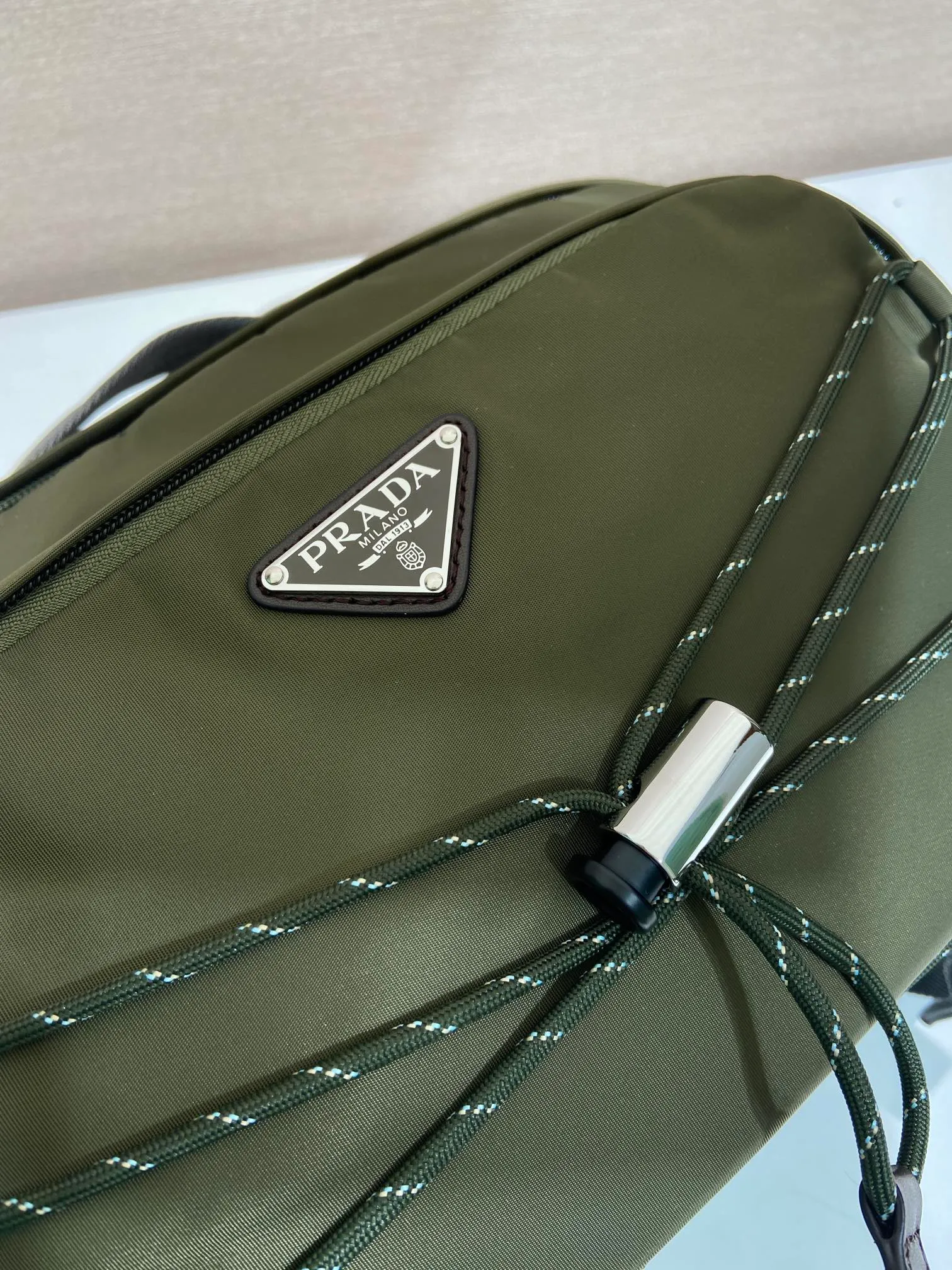 💰1320🎉New messenger bag🎉2VH201 camouflage green🎉🎉 This multifunctional and dynamic shoulder bag combines urban style with outdoor elements. This Re-Nylon bag has a lightweight, roomy design with a large exterior pocket and leather trim. With adjustable technical cord, flat padded nylon strap handle, adjustable nylon strap shoulder strap. Zipper closure, large capacity and fashionable upper body effect, get it now. Another popular style that will never go out of style🎉🎉 Length 30x Height 22x Bottom 10cm🎉🎉🎉💰💰💰