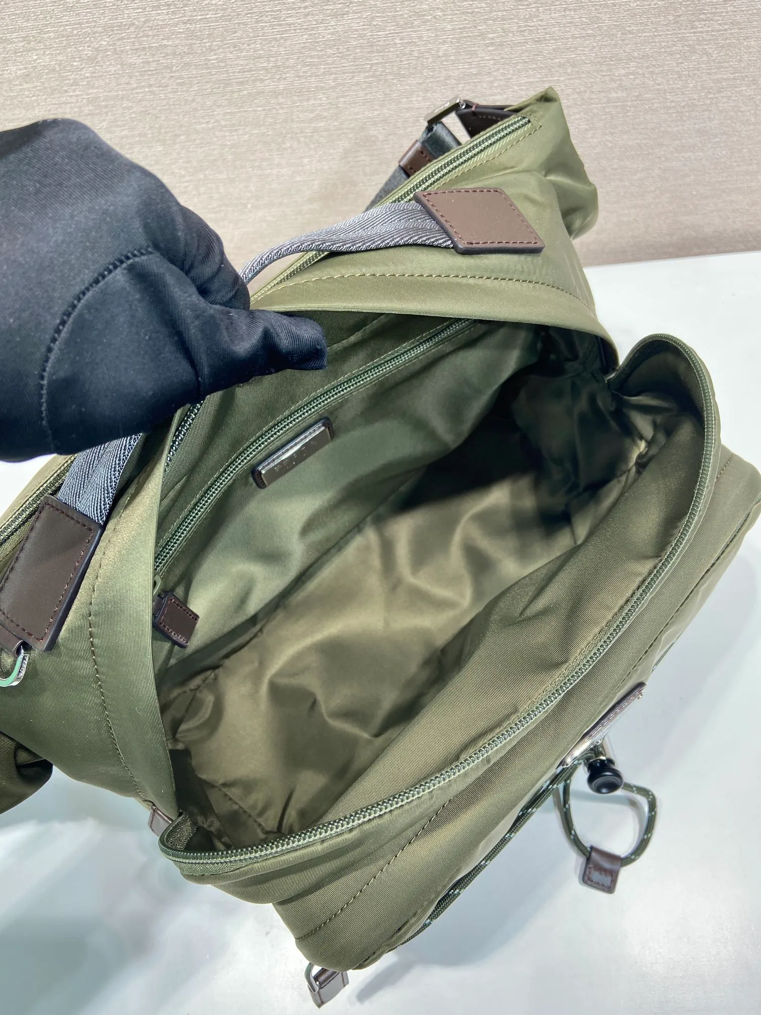 💰1320🎉New messenger bag🎉2VH201 camouflage green🎉🎉 This multifunctional and dynamic shoulder bag combines urban style with outdoor elements. This Re-Nylon bag has a lightweight, roomy design with a large exterior pocket and leather trim. With adjustable technical cord, flat padded nylon strap handle, adjustable nylon strap shoulder strap. Zipper closure, large capacity and fashionable upper body effect, get it now. Another popular style that will never go out of style🎉🎉 Length 30x Height 22x Bottom 10cm🎉🎉🎉💰💰💰