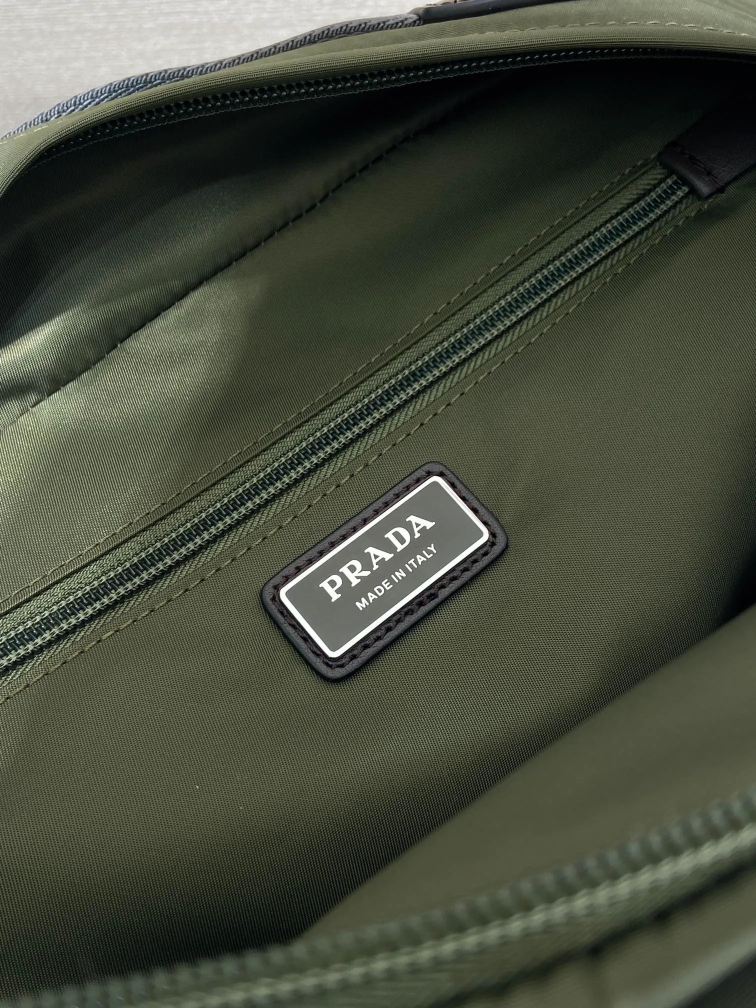💰1320🎉New messenger bag🎉2VH201 camouflage green🎉🎉 This multifunctional and dynamic shoulder bag combines urban style with outdoor elements. This Re-Nylon bag has a lightweight, roomy design with a large exterior pocket and leather trim. With adjustable technical cord, flat padded nylon strap handle, adjustable nylon strap shoulder strap. Zipper closure, large capacity and fashionable upper body effect, get it now. Another popular style that will never go out of style🎉🎉 Length 30x Height 22x Bottom 10cm🎉🎉🎉💰💰💰
