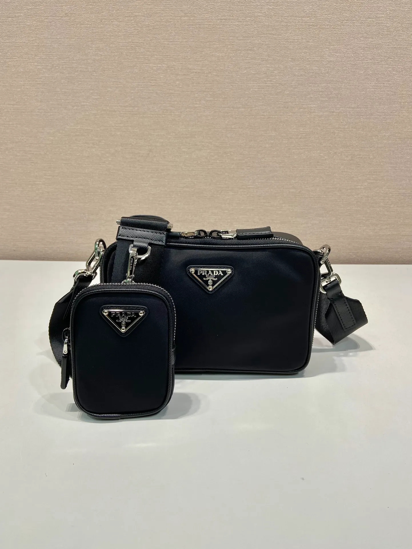💰1120🎉New small messenger bag🎉2VH070/cross pattern🎉🎉 This modern handbag outlines simple lines and is equipped with a detachable and adjustable long woven shoulder strap😘The shoulder strap is equipped with a detachable small bag😘Designed by imported nylon fabric cross-grain cowhide, it looks classic and original temperament and modern fashion🎉🎉Large capacity and space, worth it, get it now🎉🎉 Length 19x Height 12.5x Bottom 5.5cm