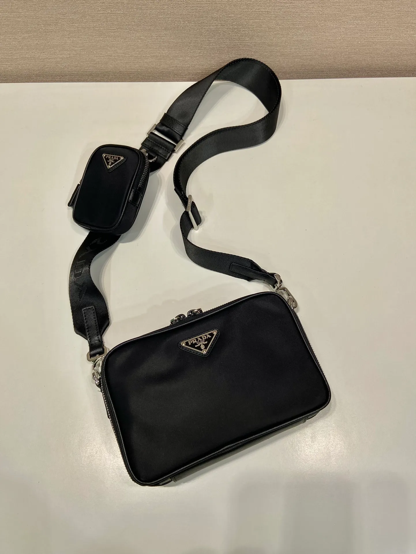 💰1120🎉New small messenger bag🎉2VH070/cross pattern🎉🎉 This modern handbag outlines simple lines and is equipped with a detachable and adjustable long woven shoulder strap😘The shoulder strap is equipped with a detachable small bag😘Designed by imported nylon fabric cross-grain cowhide, it looks classic and original temperament and modern fashion🎉🎉Large capacity and space, worth it, get it now🎉🎉 Length 19x Height 12.5x Bottom 5.5cm