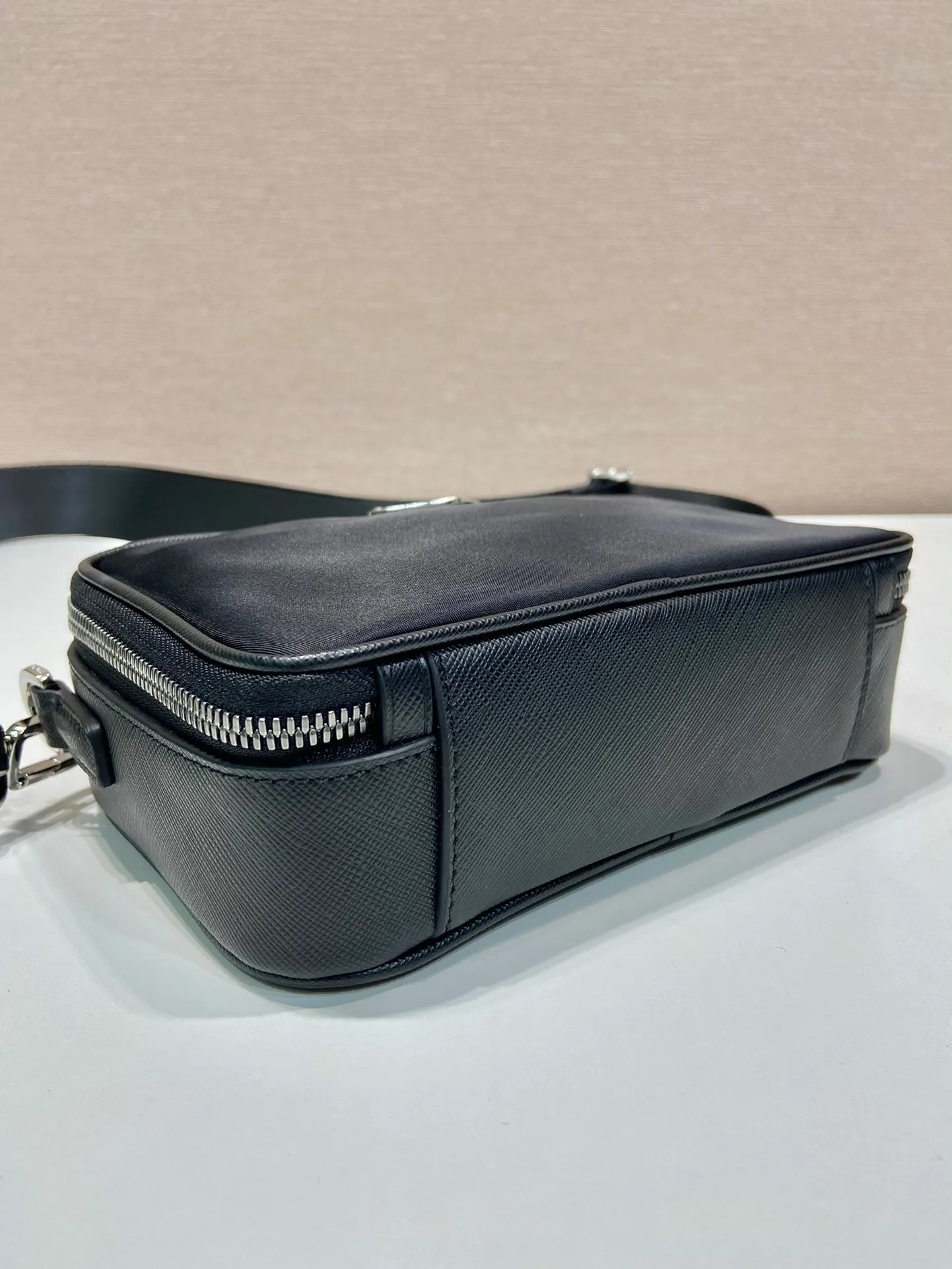 💰1120🎉New small messenger bag🎉2VH070/cross pattern🎉🎉 This modern handbag outlines simple lines and is equipped with a detachable and adjustable long woven shoulder strap😘The shoulder strap is equipped with a detachable small bag😘Designed by imported nylon fabric cross-grain cowhide, it looks classic and original temperament and modern fashion🎉🎉Large capacity and space, worth it, get it now🎉🎉 Length 19x Height 12.5x Bottom 5.5cm