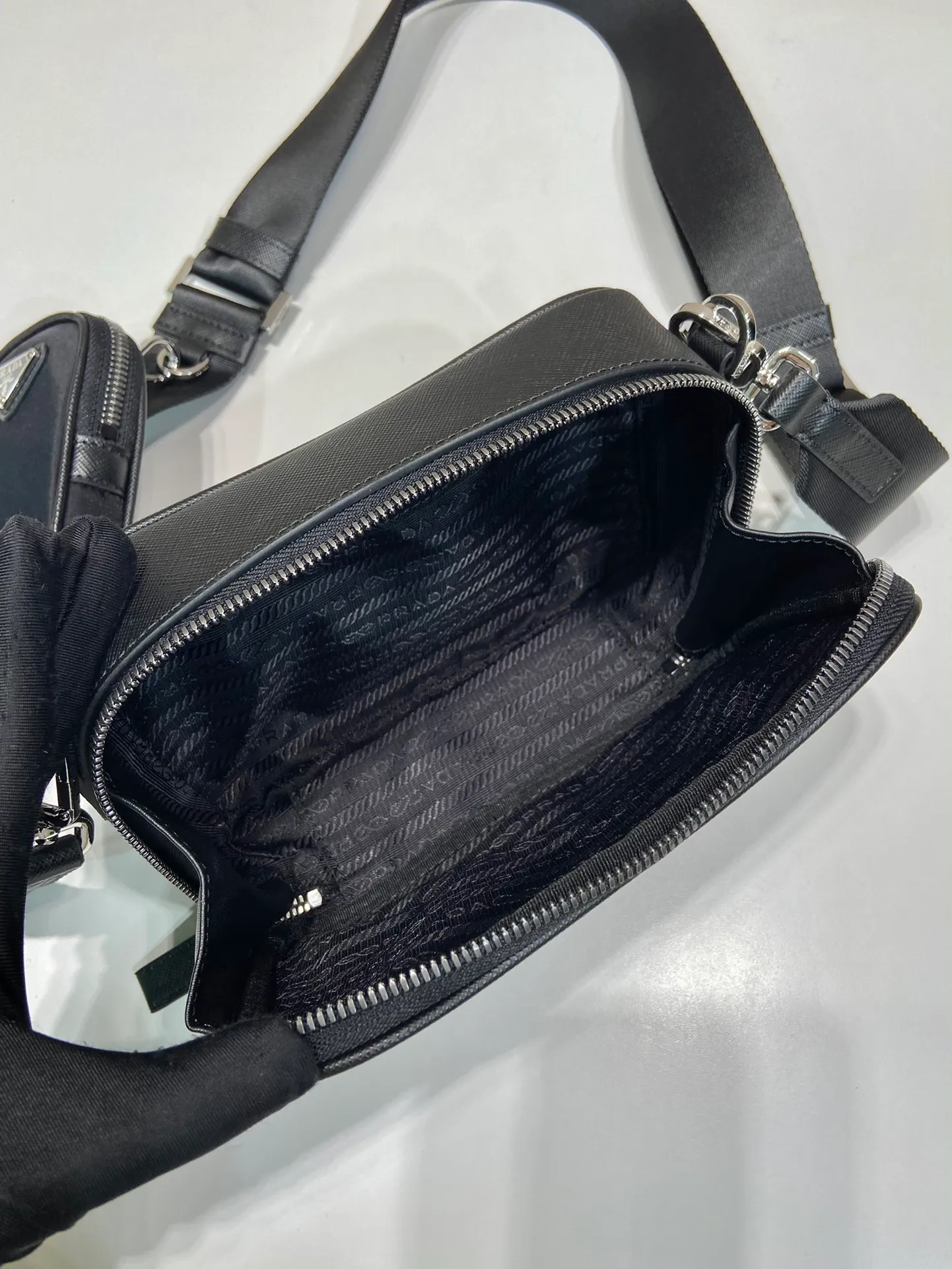💰1120🎉New small messenger bag🎉2VH070/cross pattern🎉🎉 This modern handbag outlines simple lines and is equipped with a detachable and adjustable long woven shoulder strap😘The shoulder strap is equipped with a detachable small bag😘Designed by imported nylon fabric cross-grain cowhide, it looks classic and original temperament and modern fashion🎉🎉Large capacity and space, worth it, get it now🎉🎉 Length 19x Height 12.5x Bottom 5.5cm