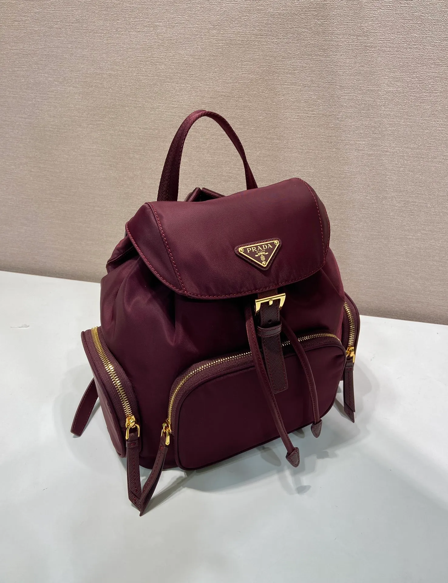 💰1300🎉New product🎉1BZ081 Backpack🎉🎉 This backpack is made of imported nylon fabric. The body of the bag is designed with three zipper pockets. The bag opening is opened and closed with a flip drawstring. It has top-grade hardware, large capacity, and many pockets. It is very practical. Length 24.5x Height 29x Bottom 12cm🎉🎉🎉💰💰💰