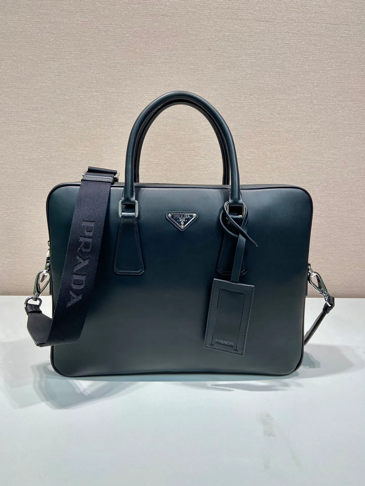 💰1840🎉New Briefcase🎉2VE368 Nappa Leather🎉🎉 This elegant multifunctional calfskin briefcase is designed with two compartments, equipped with a detachable and adjustable nylon shoulder strap, and the enamel-coated metal triangle logo is embellished on the front, making it particularly fashionable/high-end. Lightweight and practical, it is a popular style that will never go out of style. If you like babies, hurry up and get it🎉🎉 Length 36x Height 24x Bottom 4cm🎉🎉🎉👏👏👏