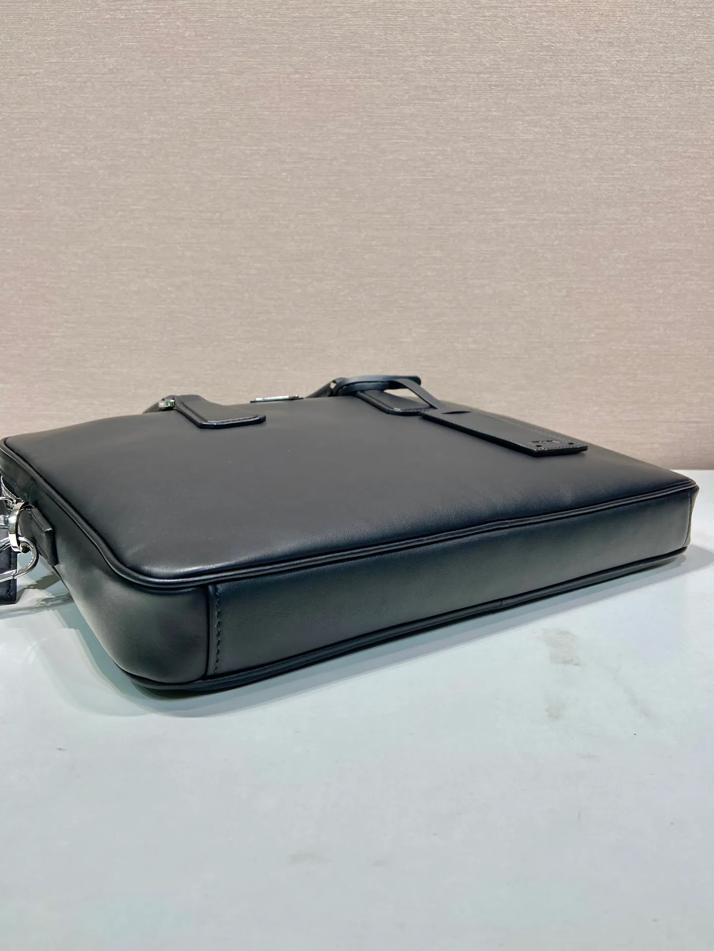 💰1840🎉New Briefcase🎉2VE368 Nappa Leather🎉🎉 This elegant multifunctional calfskin briefcase is designed with two compartments, equipped with a detachable and adjustable nylon shoulder strap, and the enamel-coated metal triangle logo is embellished on the front, making it particularly fashionable/high-end. Lightweight and practical, it is a popular style that will never go out of style. If you like babies, hurry up and get it🎉🎉 Length 36x Height 24x Bottom 4cm🎉🎉🎉👏👏👏