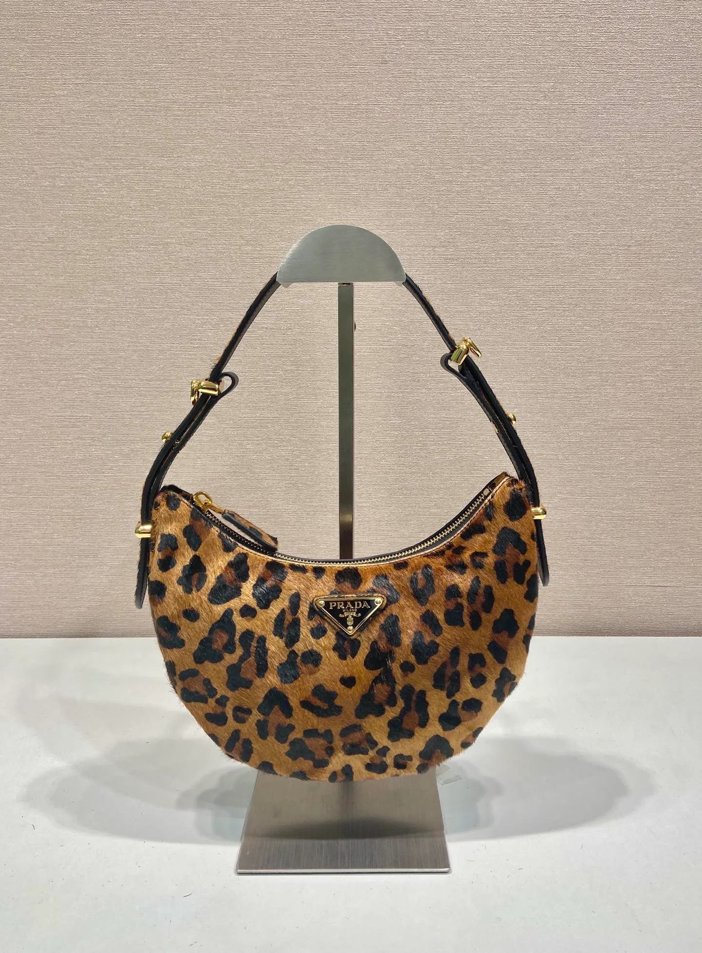 💰1300🎉Moon handbag🎉1BC194 leopard print🎉 This Arqué handbag reinterprets the Hobo silhouette, decorated with leopard print to add personality, with sheepskin interior. Highlighting the charm of versatile fashion, the adjustable long/short shoulder straps can be detached. Can be exchanged for different occasions👏A must-have in winter, babies, hurry up and get it🎉🎉 Length 22.5x Height 18.5x Bottom 6cm🎉🎉🎉👏👏👏