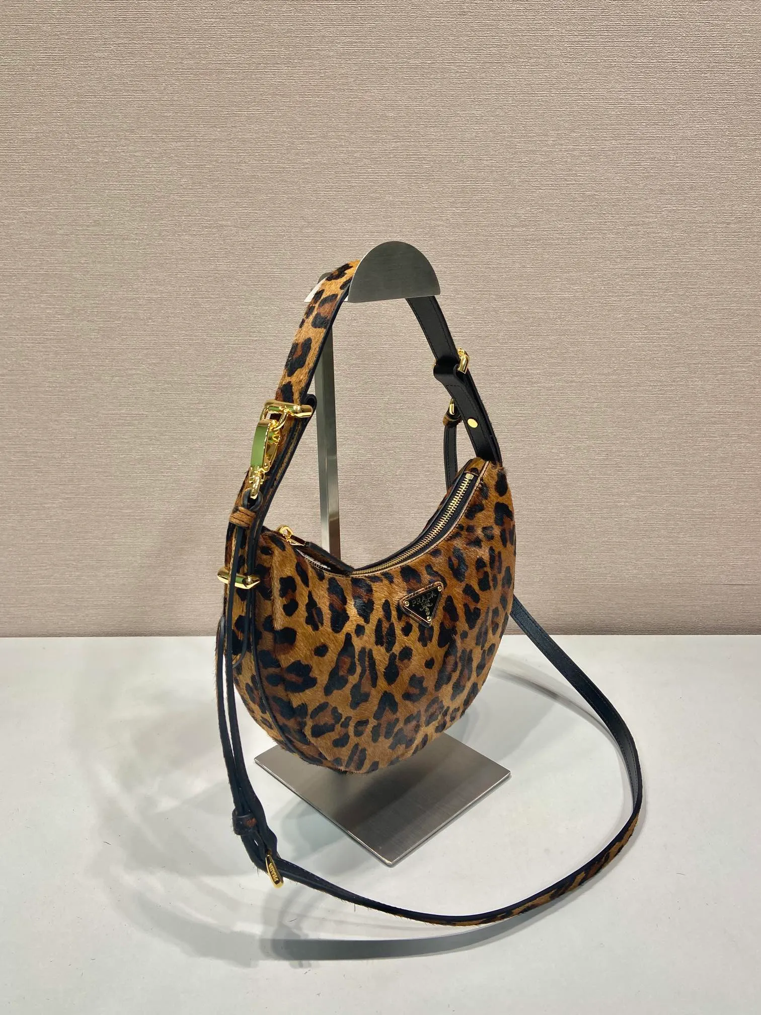 💰1300🎉Moon handbag🎉1BC194 leopard print🎉 This Arqué handbag reinterprets the Hobo silhouette, decorated with leopard print to add personality, with sheepskin interior. Highlighting the charm of versatile fashion, the adjustable long/short shoulder straps can be detached. Can be exchanged for different occasions👏A must-have in winter, babies, hurry up and get it🎉🎉 Length 22.5x Height 18.5x Bottom 6cm🎉🎉🎉👏👏👏