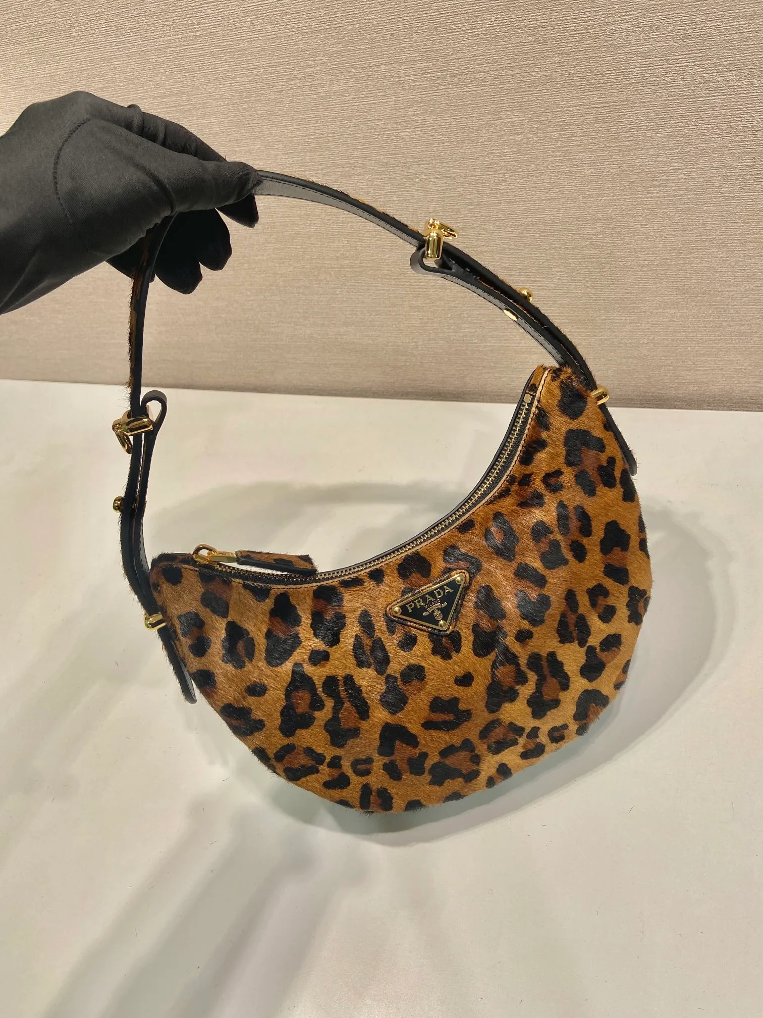 💰1300🎉Moon handbag🎉1BC194 leopard print🎉 This Arqué handbag reinterprets the Hobo silhouette, decorated with leopard print to add personality, with sheepskin interior. Highlighting the charm of versatile fashion, the adjustable long/short shoulder straps can be detached. Can be exchanged for different occasions👏A must-have in winter, babies, hurry up and get it🎉🎉 Length 22.5x Height 18.5x Bottom 6cm🎉🎉🎉👏👏👏