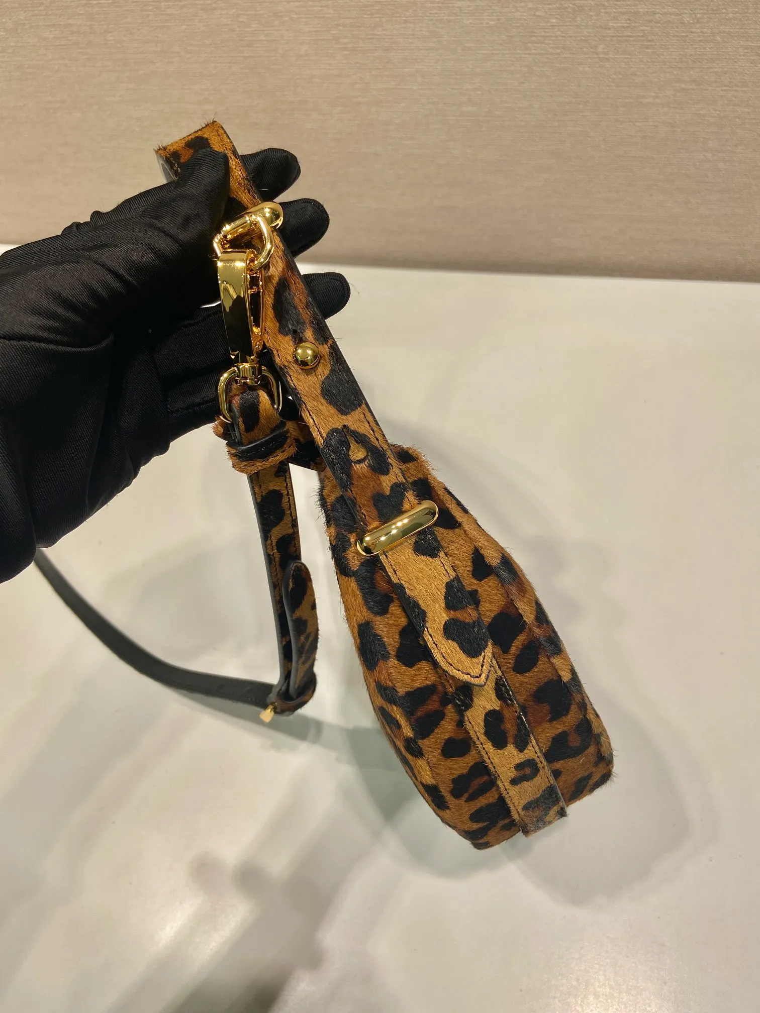 💰1300🎉Moon handbag🎉1BC194 leopard print🎉 This Arqué handbag reinterprets the Hobo silhouette, decorated with leopard print to add personality, with sheepskin interior. Highlighting the charm of versatile fashion, the adjustable long/short shoulder straps can be detached. Can be exchanged for different occasions👏A must-have in winter, babies, hurry up and get it🎉🎉 Length 22.5x Height 18.5x Bottom 6cm🎉🎉🎉👏👏👏