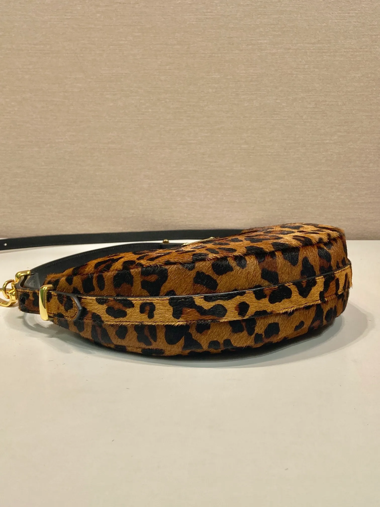 💰1300🎉Moon handbag🎉1BC194 leopard print🎉 This Arqué handbag reinterprets the Hobo silhouette, decorated with leopard print to add personality, with sheepskin interior. Highlighting the charm of versatile fashion, the adjustable long/short shoulder straps can be detached. Can be exchanged for different occasions👏A must-have in winter, babies, hurry up and get it🎉🎉 Length 22.5x Height 18.5x Bottom 6cm🎉🎉🎉👏👏👏