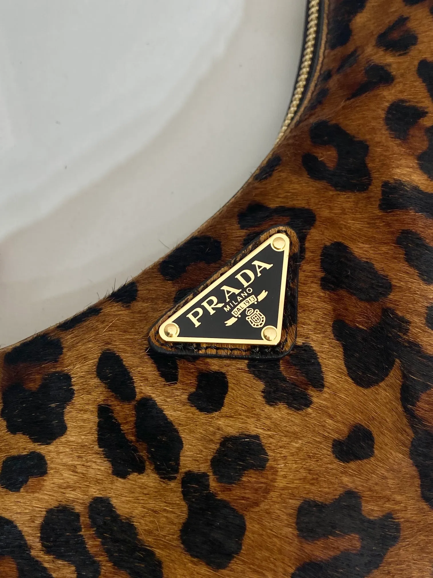 💰1300🎉Moon handbag🎉1BC194 leopard print🎉 This Arqué handbag reinterprets the Hobo silhouette, decorated with leopard print to add personality, with sheepskin interior. Highlighting the charm of versatile fashion, the adjustable long/short shoulder straps can be detached. Can be exchanged for different occasions👏A must-have in winter, babies, hurry up and get it🎉🎉 Length 22.5x Height 18.5x Bottom 6cm🎉🎉🎉👏👏👏