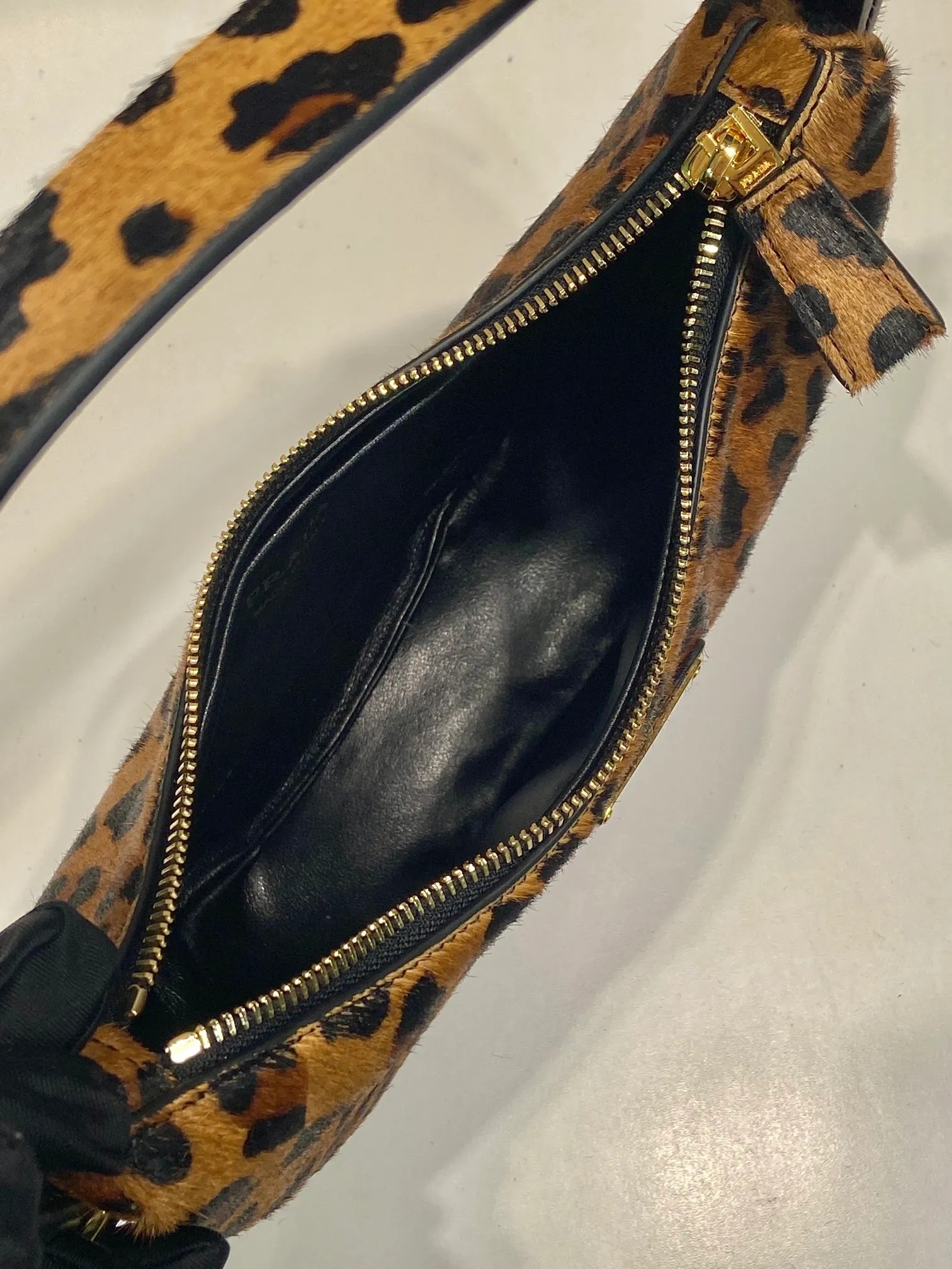 💰1300🎉Moon handbag🎉1BC194 leopard print🎉 This Arqué handbag reinterprets the Hobo silhouette, decorated with leopard print to add personality, with sheepskin interior. Highlighting the charm of versatile fashion, the adjustable long/short shoulder straps can be detached. Can be exchanged for different occasions👏A must-have in winter, babies, hurry up and get it🎉🎉 Length 22.5x Height 18.5x Bottom 6cm🎉🎉🎉👏👏👏