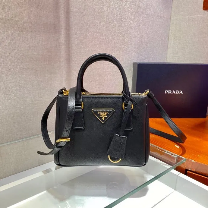 💰1700🎉mini killer🎉1BA906, this Galleria handbag is made of iconic Saffiano leather and equipped with a detachable shoulder strap. It is a chic interpretation of classic and timeless elegance. For beauties in the current era of fashionable small bags. It’s worth owning, it can be used easily for girls’ daily travel📱💄🚗🔑, it has a large capacity, is beautiful and practical🙊🙊It is a bag that will never go out of style anytime you use it😘😘Hurry up and get it👏👏 Length 20x Height 15x Bottom 9.5cm