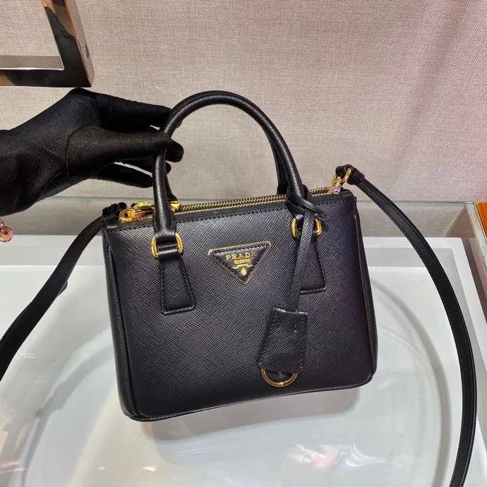 💰1700🎉mini killer🎉1BA906, this Galleria handbag is made of iconic Saffiano leather and equipped with a detachable shoulder strap. It is a chic interpretation of classic and timeless elegance. For beauties in the current era of fashionable small bags. It’s worth owning, it can be used easily for girls’ daily travel📱💄🚗🔑, it has a large capacity, is beautiful and practical🙊🙊It is a bag that will never go out of style anytime you use it😘😘Hurry up and get it👏👏 Length 20x Height 15x Bottom 9.5cm
