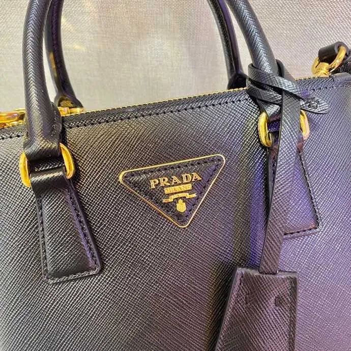 💰1700🎉mini killer🎉1BA906, this Galleria handbag is made of iconic Saffiano leather and equipped with a detachable shoulder strap. It is a chic interpretation of classic and timeless elegance. For beauties in the current era of fashionable small bags. It’s worth owning, it can be used easily for girls’ daily travel📱💄🚗🔑, it has a large capacity, is beautiful and practical🙊🙊It is a bag that will never go out of style anytime you use it😘😘Hurry up and get it👏👏 Length 20x Height 15x Bottom 9.5cm