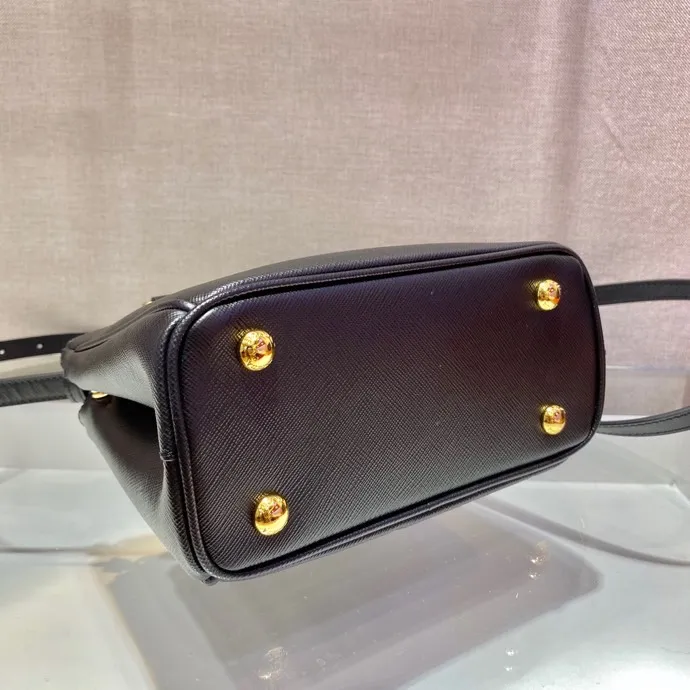 💰1700🎉mini killer🎉1BA906, this Galleria handbag is made of iconic Saffiano leather and equipped with a detachable shoulder strap. It is a chic interpretation of classic and timeless elegance. For beauties in the current era of fashionable small bags. It’s worth owning, it can be used easily for girls’ daily travel📱💄🚗🔑, it has a large capacity, is beautiful and practical🙊🙊It is a bag that will never go out of style anytime you use it😘😘Hurry up and get it👏👏 Length 20x Height 15x Bottom 9.5cm