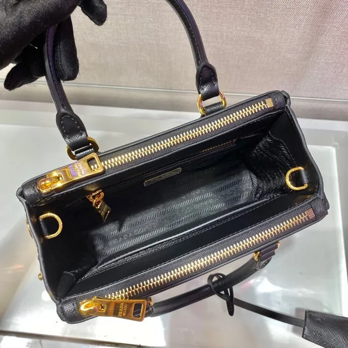 💰1700🎉mini killer🎉1BA906, this Galleria handbag is made of iconic Saffiano leather and equipped with a detachable shoulder strap. It is a chic interpretation of classic and timeless elegance. For beauties in the current era of fashionable small bags. It’s worth owning, it can be used easily for girls’ daily travel📱💄🚗🔑, it has a large capacity, is beautiful and practical🙊🙊It is a bag that will never go out of style anytime you use it😘😘Hurry up and get it👏👏 Length 20x Height 15x Bottom 9.5cm