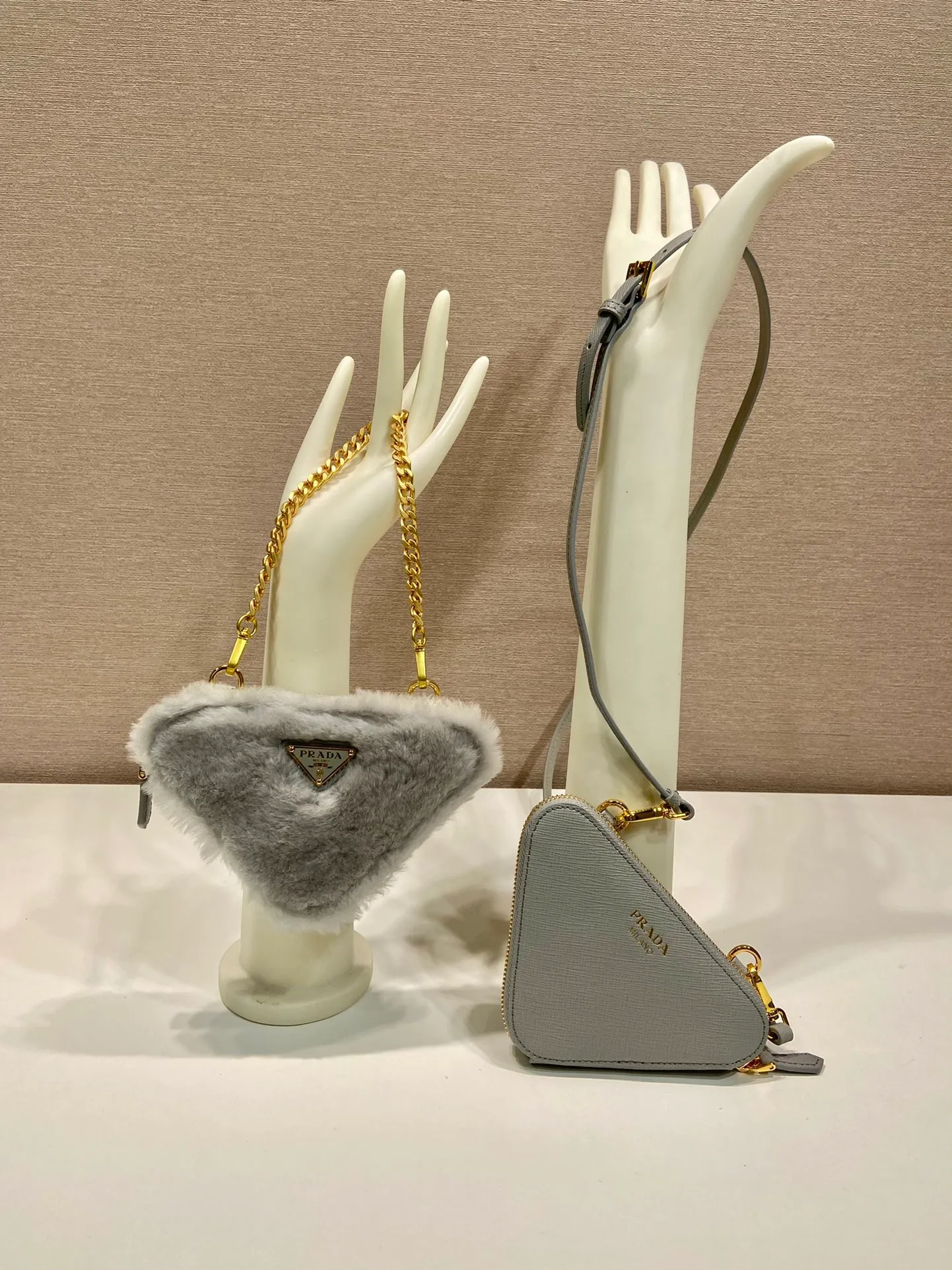 💰920🎉Gemini triangle bag🎉1NR015 new product😘Goat wool This two-in-one twin bag has a very unique design and can be disassembled into 2 bags🎉🎉. The body of the bag is made of goat hair, which is perfect🎉🎉. One can be carried by hand and the other can be worn as a crossbody. It can also be combined😘😘Another hot new product🎉 If you like babies, hurry up and get it🎉🎉 Length 15x height 10x bottom 5cm🎉🎉🎉👏👏👏