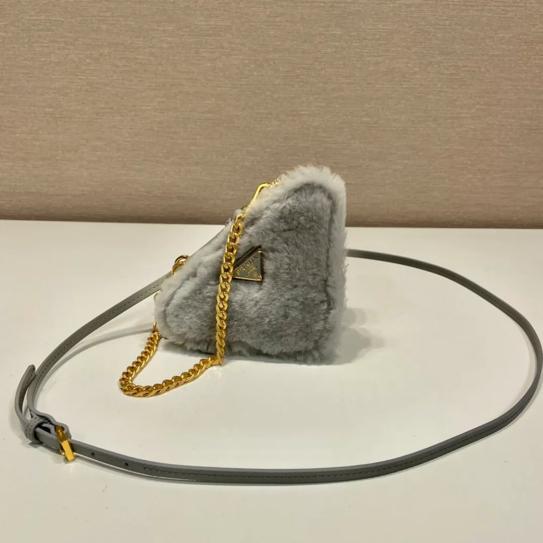💰920🎉Gemini triangle bag🎉1NR015 new product😘Goat wool This two-in-one twin bag has a very unique design and can be disassembled into 2 bags🎉🎉. The body of the bag is made of goat hair, which is perfect🎉🎉. One can be carried by hand and the other can be worn as a crossbody. It can also be combined😘😘Another hot new product🎉 If you like babies, hurry up and get it🎉🎉 Length 15x height 10x bottom 5cm🎉🎉🎉👏👏👏