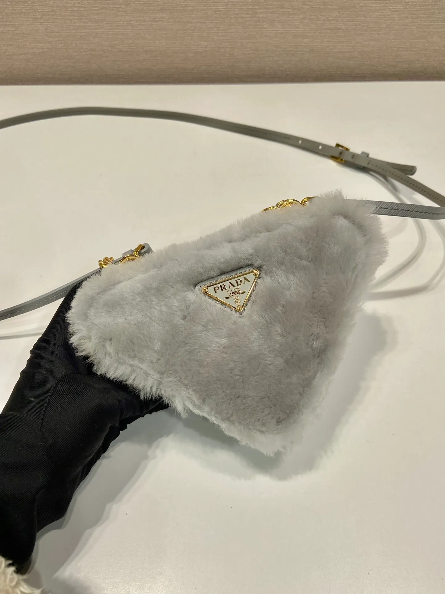 💰920🎉Gemini triangle bag🎉1NR015 new product😘Goat wool This two-in-one twin bag has a very unique design and can be disassembled into 2 bags🎉🎉. The body of the bag is made of goat hair, which is perfect🎉🎉. One can be carried by hand and the other can be worn as a crossbody. It can also be combined😘😘Another hot new product🎉 If you like babies, hurry up and get it🎉🎉 Length 15x height 10x bottom 5cm🎉🎉🎉👏👏👏