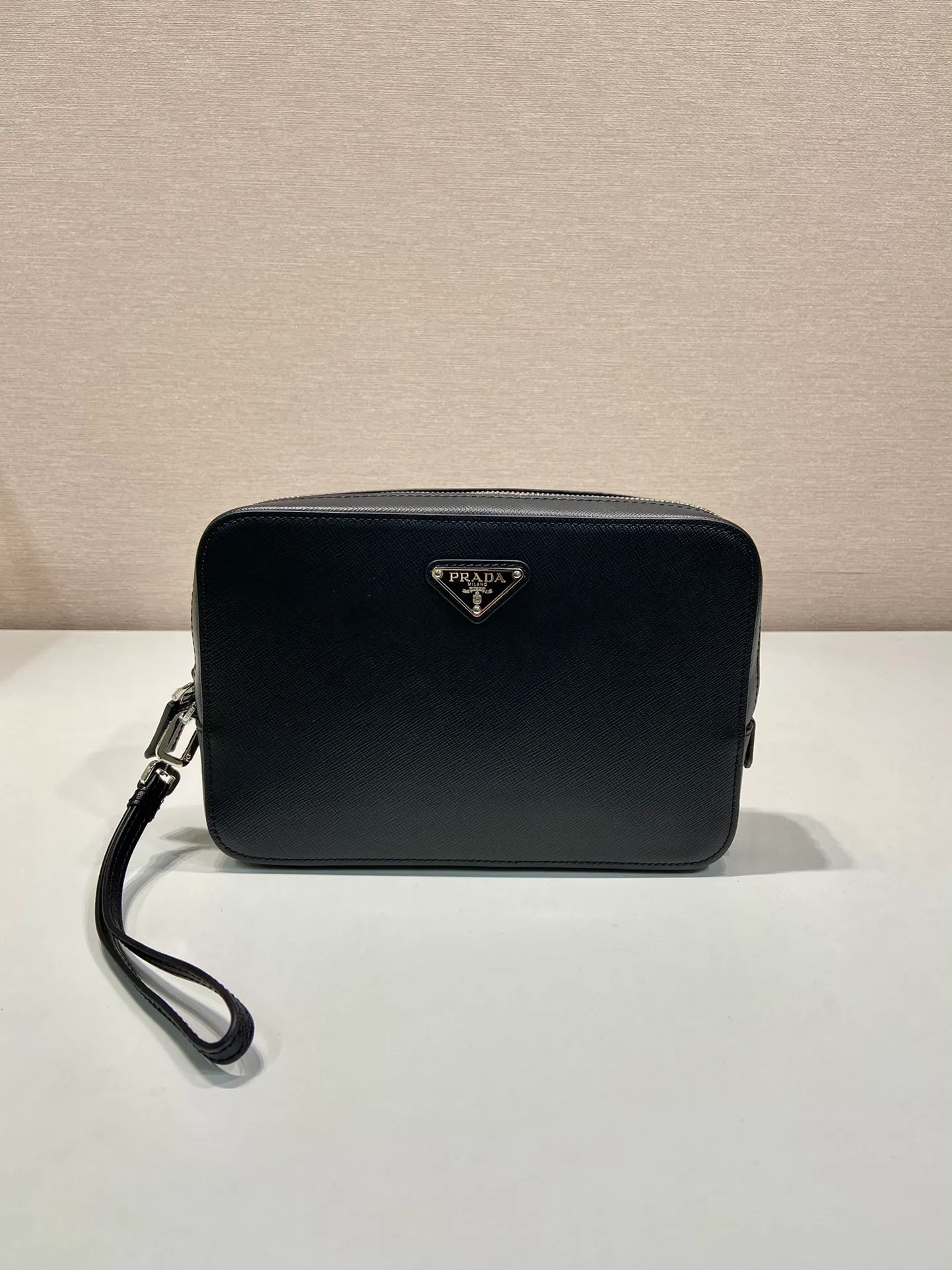 💰1140🎉New handbag🎉2VF017 men's handbag🎉🎉Made of imported Saffiano leather men's handbag decorated with a classic triangle logo, the back strap and detachable side straps can meet the needs of use. It is a men's handbag that combines classic and trendy designs. Another men's handbag that never goes out of style👍👍Length 23.5x Height 15.5x Bottom 6.5cm👏👏👏💰💰💰