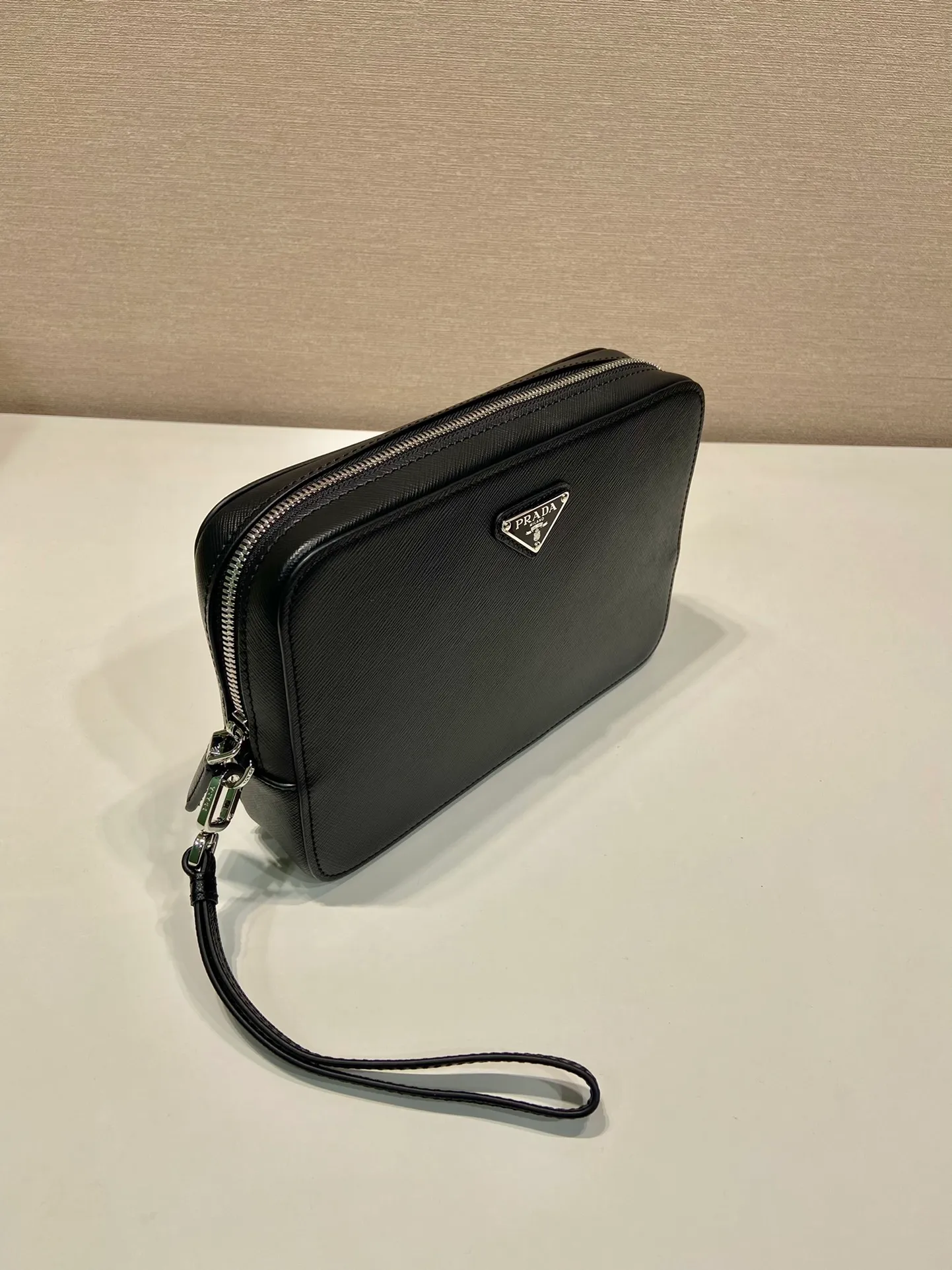 💰1140🎉New handbag🎉2VF017 men's handbag🎉🎉Made of imported Saffiano leather men's handbag decorated with a classic triangle logo, the back strap and detachable side straps can meet the needs of use. It is a men's handbag that combines classic and trendy designs. Another men's handbag that never goes out of style👍👍Length 23.5x Height 15.5x Bottom 6.5cm👏👏👏💰💰💰