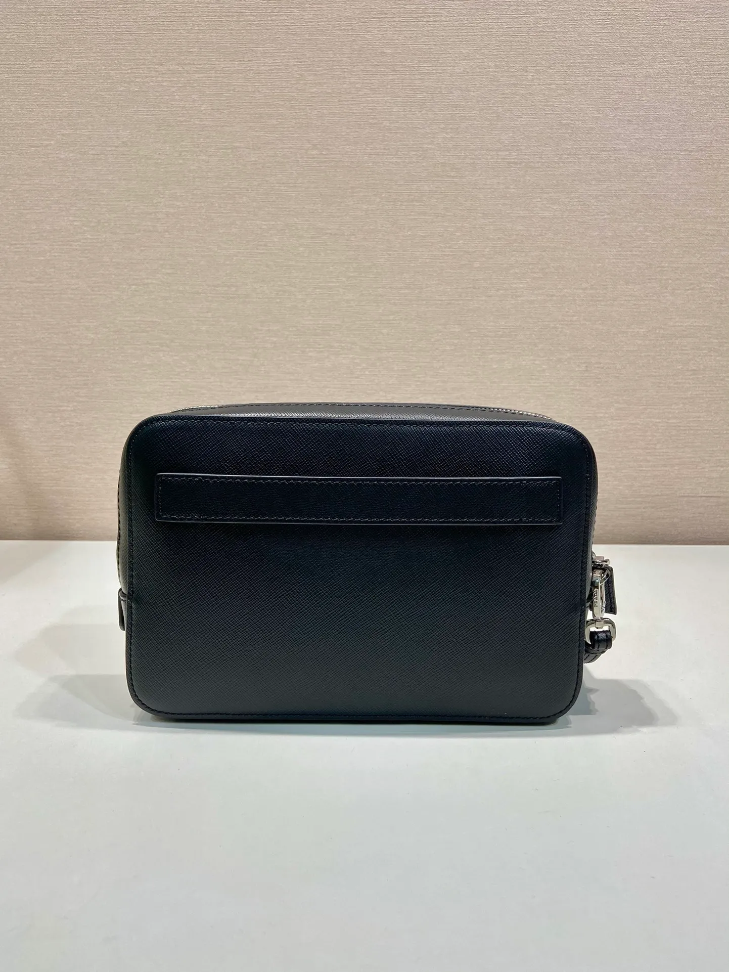 💰1140🎉New handbag🎉2VF017 men's handbag🎉🎉Made of imported Saffiano leather men's handbag decorated with a classic triangle logo, the back strap and detachable side straps can meet the needs of use. It is a men's handbag that combines classic and trendy designs. Another men's handbag that never goes out of style👍👍Length 23.5x Height 15.5x Bottom 6.5cm👏👏👏💰💰💰