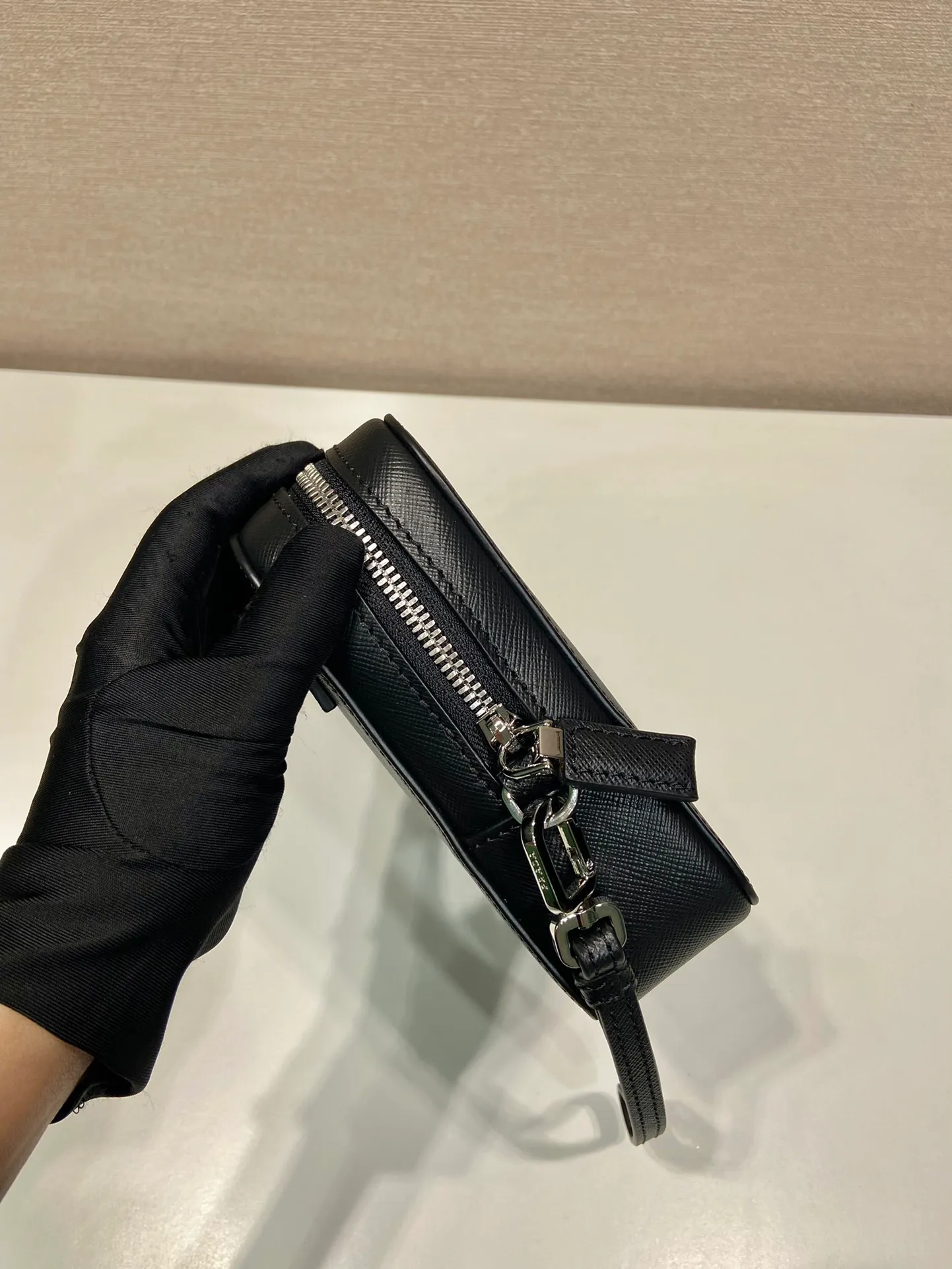 💰1140🎉New handbag🎉2VF017 men's handbag🎉🎉Made of imported Saffiano leather men's handbag decorated with a classic triangle logo, the back strap and detachable side straps can meet the needs of use. It is a men's handbag that combines classic and trendy designs. Another men's handbag that never goes out of style👍👍Length 23.5x Height 15.5x Bottom 6.5cm👏👏👏💰💰💰
