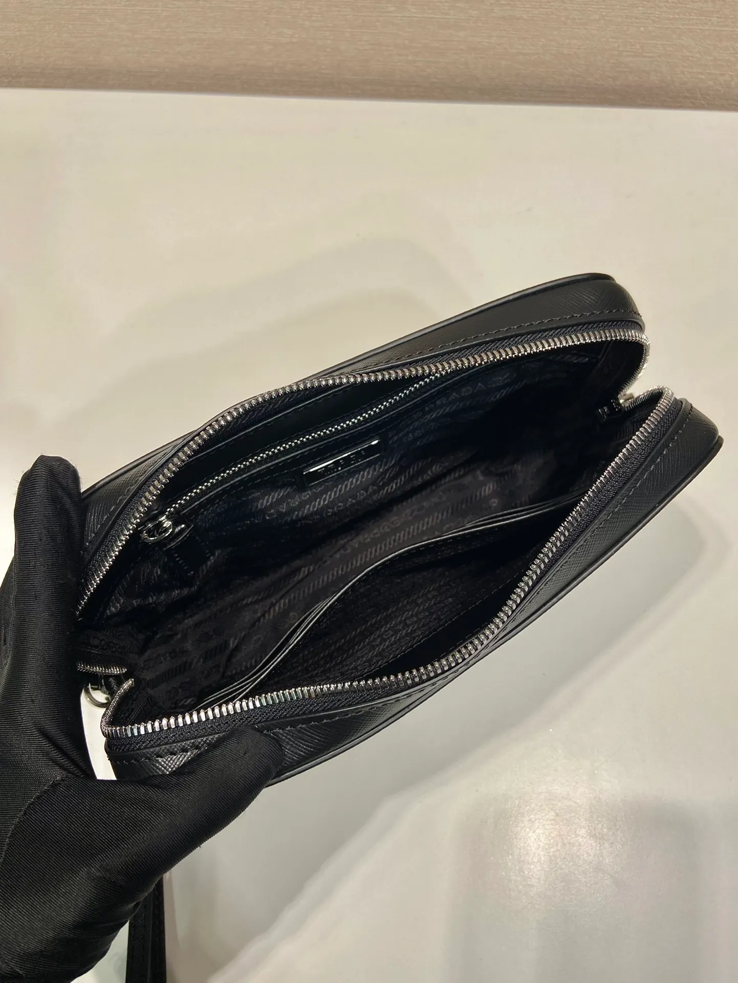💰1140🎉New handbag🎉2VF017 men's handbag🎉🎉Made of imported Saffiano leather men's handbag decorated with a classic triangle logo, the back strap and detachable side straps can meet the needs of use. It is a men's handbag that combines classic and trendy designs. Another men's handbag that never goes out of style👍👍Length 23.5x Height 15.5x Bottom 6.5cm👏👏👏💰💰💰