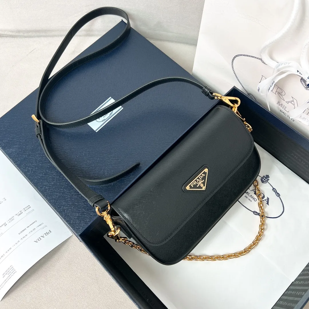 💰1360✨New product launch✨2024 spring and summer new series Saffiano shoulder bag 1BD356 is made of exquisite cross-grain cowhide and is equipped with the iconic triangle logo. It is equipped with a chain shoulder strap and a cross-body full leather shoulder strap. The shoulder strap is detachable and adjustable and can be carried under the armpit or on one shoulder. The overall style of the bag is simple and elegant. It combines fashion and retro style. The inner compartment capacity is also great. A new fashion trend-setter that combines retro fashion and practicality😘 Size 20.5*10.5*4 Black