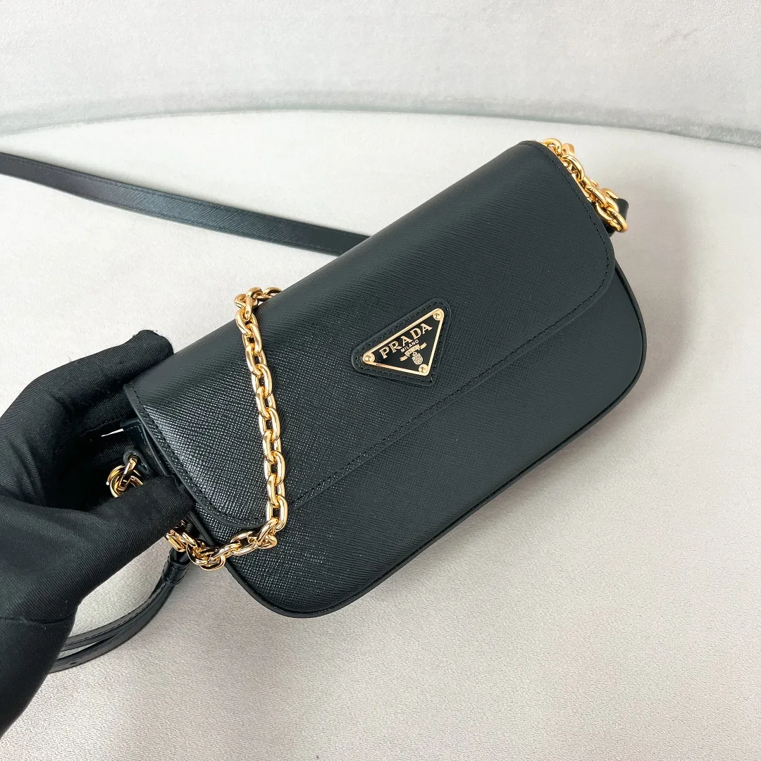 💰1360✨New product launch✨2024 spring and summer new series Saffiano shoulder bag 1BD356 is made of exquisite cross-grain cowhide and is equipped with the iconic triangle logo. It is equipped with a chain shoulder strap and a cross-body full leather shoulder strap. The shoulder strap is detachable and adjustable and can be carried under the armpit or on one shoulder. The overall style of the bag is simple and elegant. It combines fashion and retro style. The inner compartment capacity is also great. A new fashion trend-setter that combines retro fashion and practicality😘 Size 20.5*10.5*4 Black