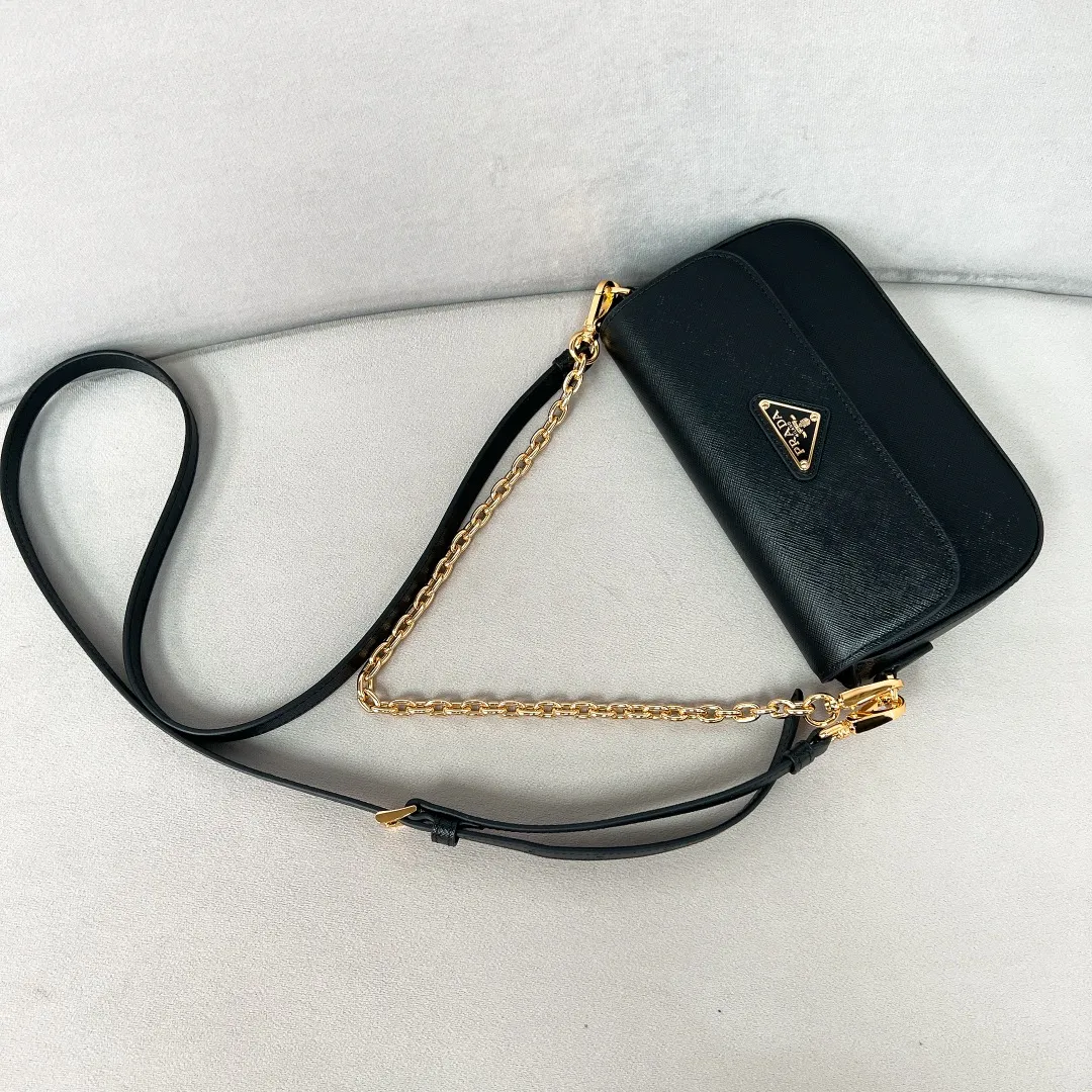 💰1360✨New product launch✨2024 spring and summer new series Saffiano shoulder bag 1BD356 is made of exquisite cross-grain cowhide and is equipped with the iconic triangle logo. It is equipped with a chain shoulder strap and a cross-body full leather shoulder strap. The shoulder strap is detachable and adjustable and can be carried under the armpit or on one shoulder. The overall style of the bag is simple and elegant. It combines fashion and retro style. The inner compartment capacity is also great. A new fashion trend-setter that combines retro fashion and practicality😘 Size 20.5*10.5*4 Black