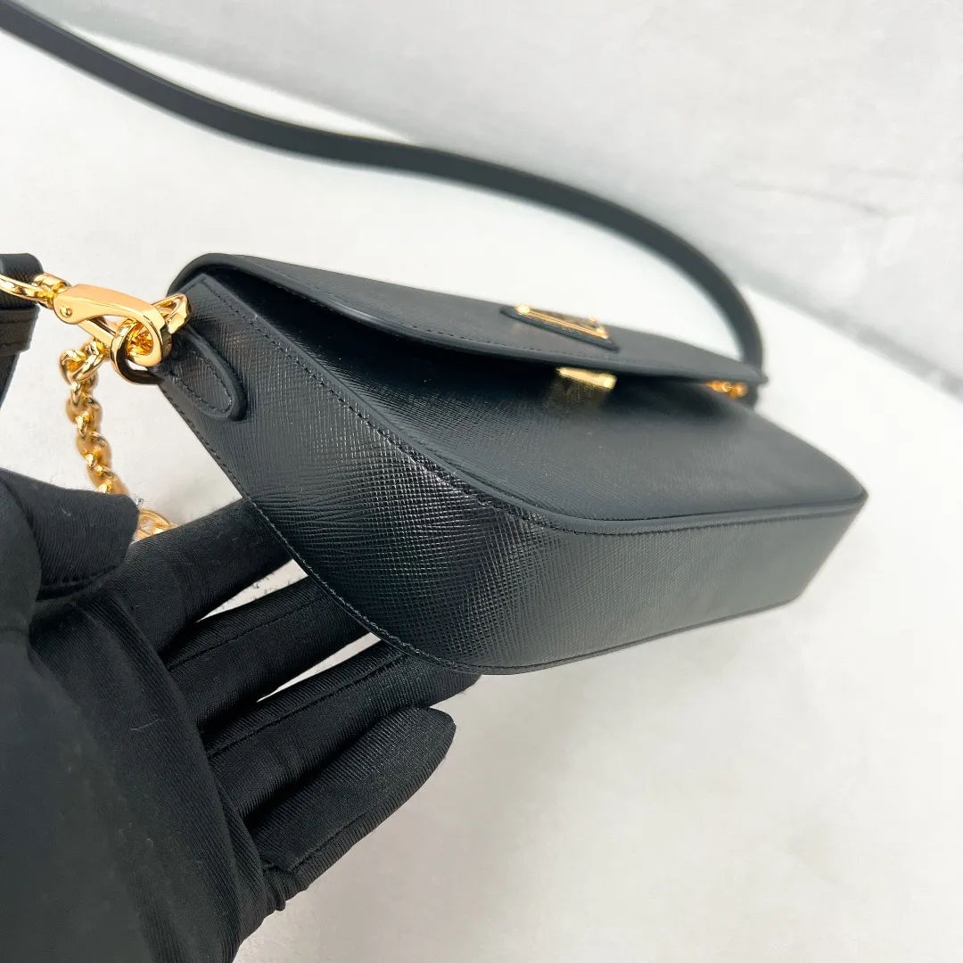 💰1360✨New product launch✨2024 spring and summer new series Saffiano shoulder bag 1BD356 is made of exquisite cross-grain cowhide and is equipped with the iconic triangle logo. It is equipped with a chain shoulder strap and a cross-body full leather shoulder strap. The shoulder strap is detachable and adjustable and can be carried under the armpit or on one shoulder. The overall style of the bag is simple and elegant. It combines fashion and retro style. The inner compartment capacity is also great. A new fashion trend-setter that combines retro fashion and practicality😘 Size 20.5*10.5*4 Black