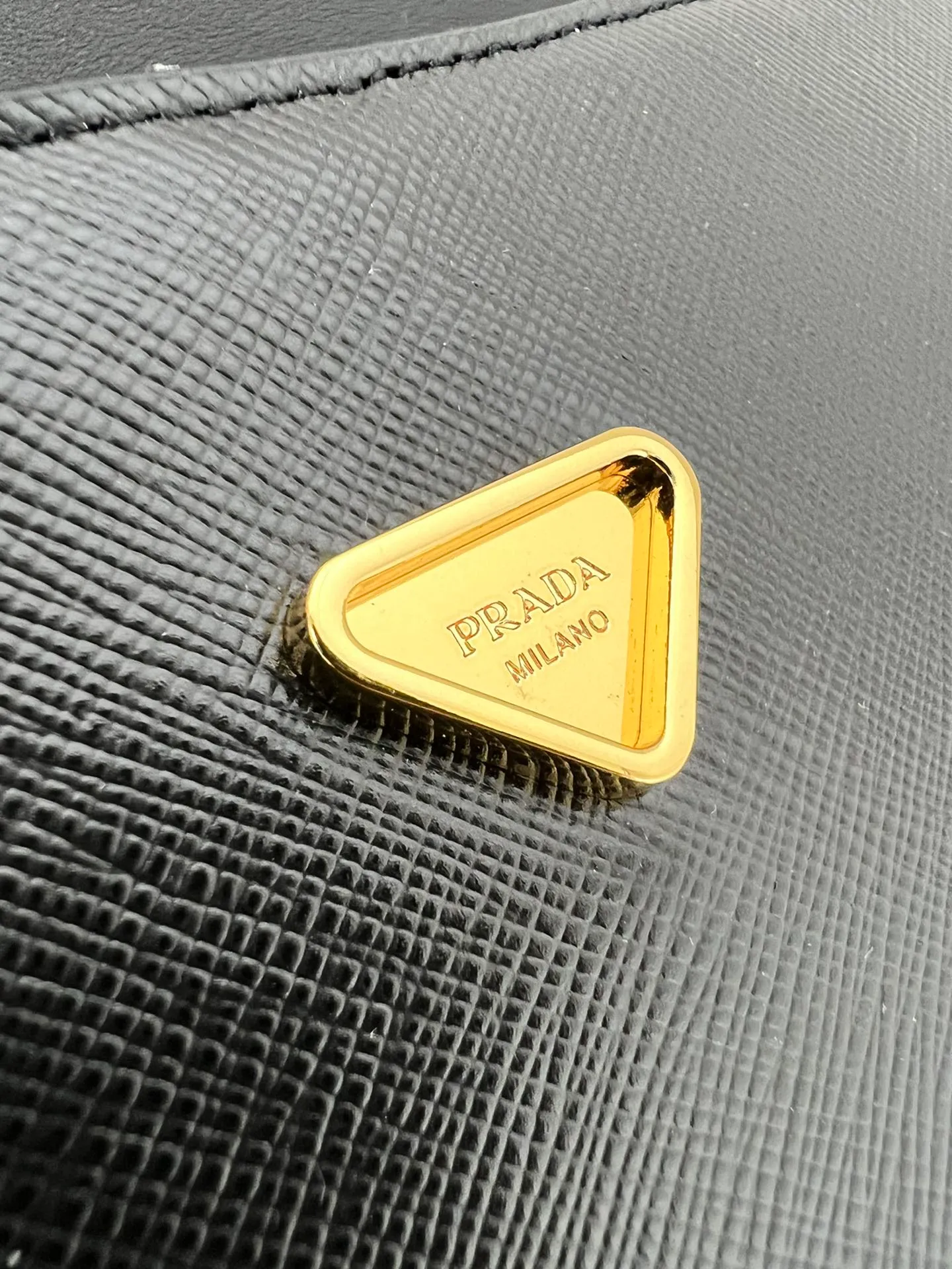 💰1360✨New product launch✨2024 spring and summer new series Saffiano shoulder bag 1BD356 is made of exquisite cross-grain cowhide and is equipped with the iconic triangle logo. It is equipped with a chain shoulder strap and a cross-body full leather shoulder strap. The shoulder strap is detachable and adjustable and can be carried under the armpit or on one shoulder. The overall style of the bag is simple and elegant. It combines fashion and retro style. The inner compartment capacity is also great. A new fashion trend-setter that combines retro fashion and practicality😘 Size 20.5*10.5*4 Black