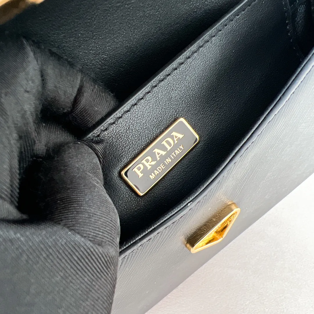 💰1360✨New product launch✨2024 spring and summer new series Saffiano shoulder bag 1BD356 is made of exquisite cross-grain cowhide and is equipped with the iconic triangle logo. It is equipped with a chain shoulder strap and a cross-body full leather shoulder strap. The shoulder strap is detachable and adjustable and can be carried under the armpit or on one shoulder. The overall style of the bag is simple and elegant. It combines fashion and retro style. The inner compartment capacity is also great. A new fashion trend-setter that combines retro fashion and practicality😘 Size 20.5*10.5*4 Black