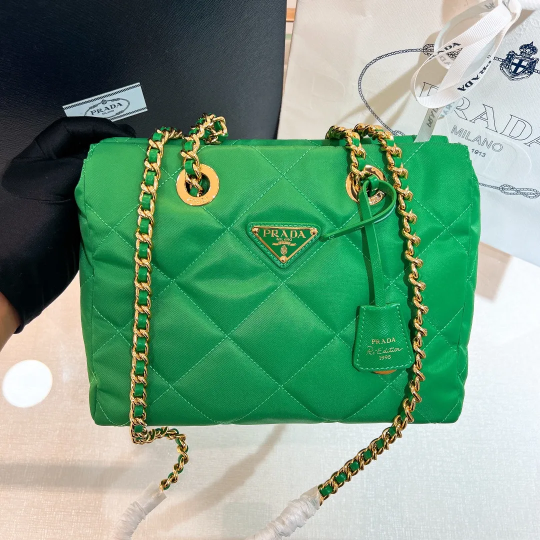 💰1120✨New product launch✨Middle-hand series chain shoulder bag/tramp bag Re-Edition19951BG468 The most fashionable retro bag type in the middle-hand series. The gold size is 25cm, suitable for fairies of all heights. It is super versatile and good-looking. Fashionable people must buy it! It is not only practical, lightweight, but also good-looking. It has a super large capacity. It has a triangle brand name + waterproof parachute nylon. The rhombus pattern adds a high quality. It is paired with a black gold chain and mixed leather shoulder strap. It is versatile and exquisite. It is ok for daily commuting and travel and vacation. It is simply great👏... Size: 25*19*7cm