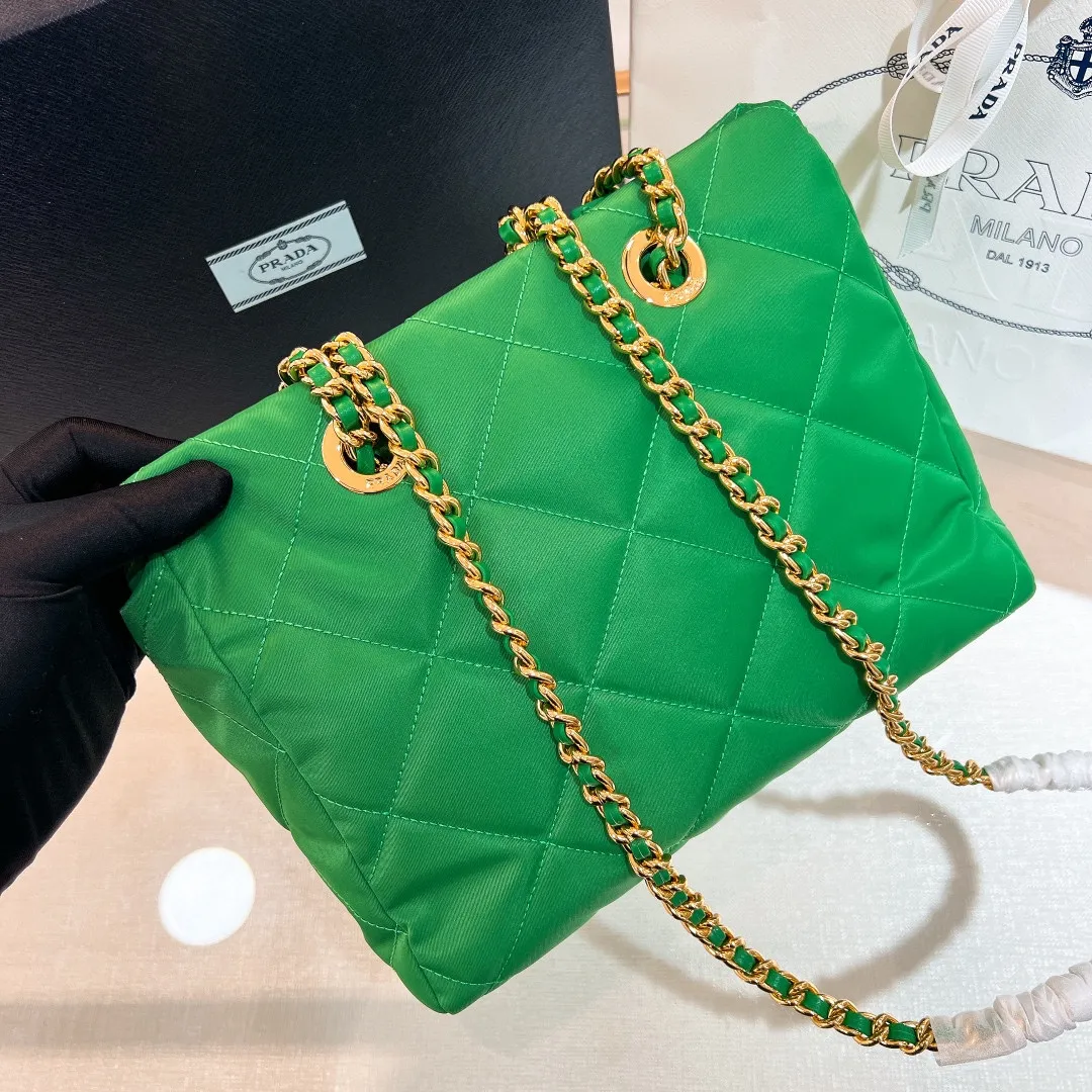 💰1120✨New product launch✨Middle-hand series chain shoulder bag/tramp bag Re-Edition19951BG468 The most fashionable retro bag type in the middle-hand series. The gold size is 25cm, suitable for fairies of all heights. It is super versatile and good-looking. Fashionable people must buy it! It is not only practical, lightweight, but also good-looking. It has a super large capacity. It has a triangle brand name + waterproof parachute nylon. The rhombus pattern adds a high quality. It is paired with a black gold chain and mixed leather shoulder strap. It is versatile and exquisite. It is ok for daily commuting and travel and vacation. It is simply great👏... Size: 25*19*7cm