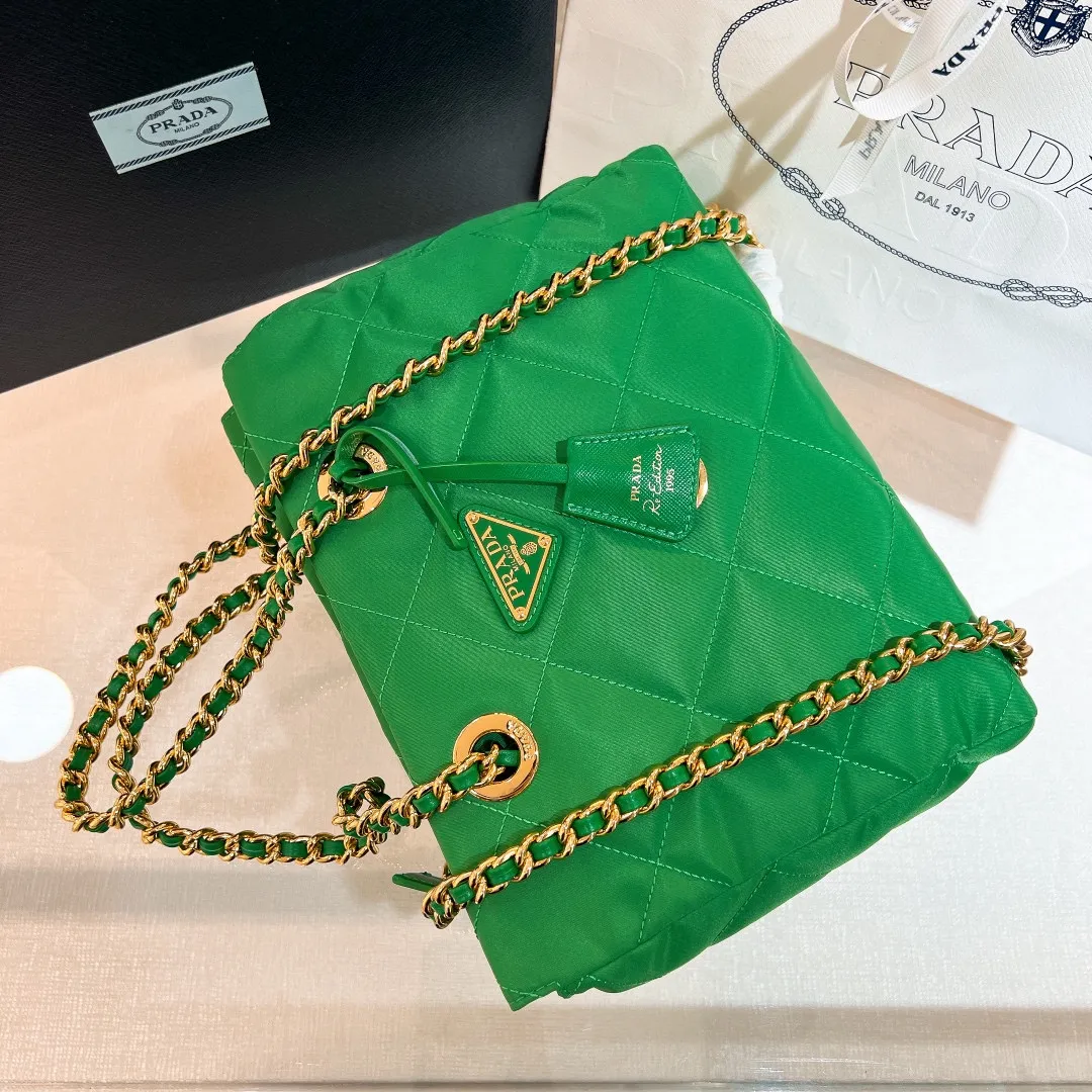 💰1120✨New product launch✨Middle-hand series chain shoulder bag/tramp bag Re-Edition19951BG468 The most fashionable retro bag type in the middle-hand series. The gold size is 25cm, suitable for fairies of all heights. It is super versatile and good-looking. Fashionable people must buy it! It is not only practical, lightweight, but also good-looking. It has a super large capacity. It has a triangle brand name + waterproof parachute nylon. The rhombus pattern adds a high quality. It is paired with a black gold chain and mixed leather shoulder strap. It is versatile and exquisite. It is ok for daily commuting and travel and vacation. It is simply great👏... Size: 25*19*7cm