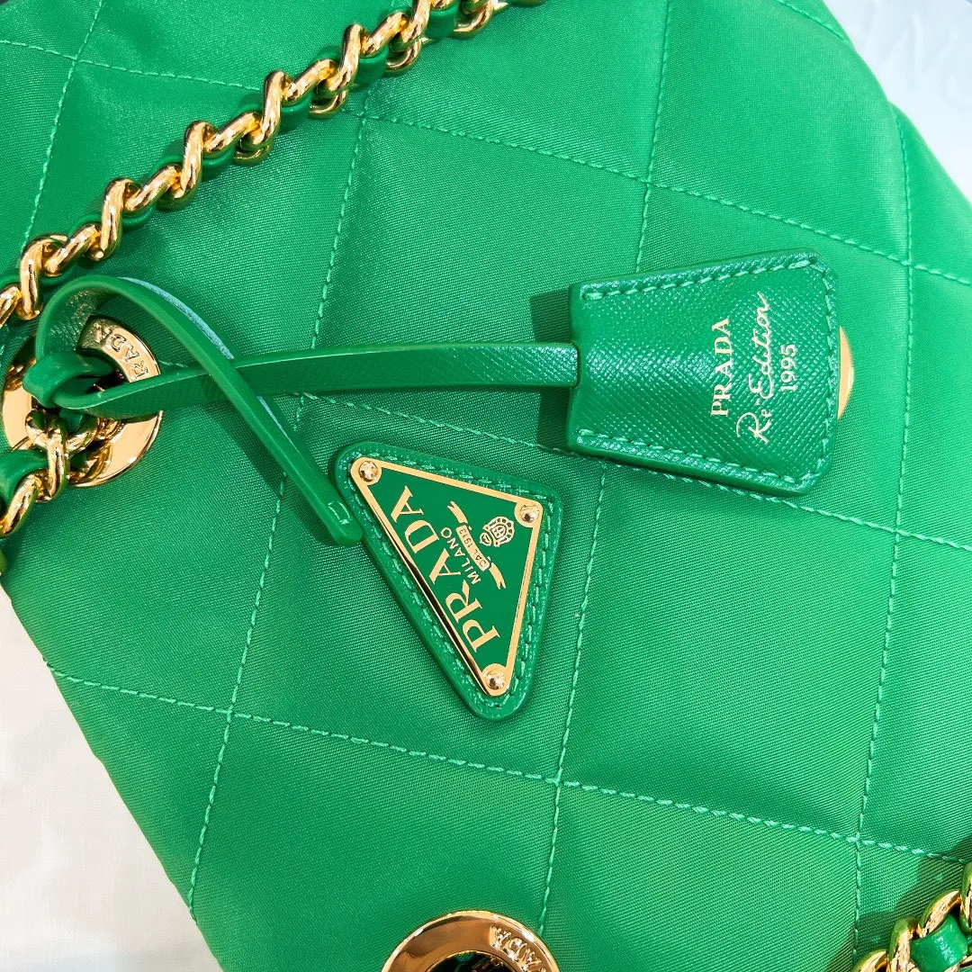 💰1120✨New product launch✨Middle-hand series chain shoulder bag/tramp bag Re-Edition19951BG468 The most fashionable retro bag type in the middle-hand series. The gold size is 25cm, suitable for fairies of all heights. It is super versatile and good-looking. Fashionable people must buy it! It is not only practical, lightweight, but also good-looking. It has a super large capacity. It has a triangle brand name + waterproof parachute nylon. The rhombus pattern adds a high quality. It is paired with a black gold chain and mixed leather shoulder strap. It is versatile and exquisite. It is ok for daily commuting and travel and vacation. It is simply great👏... Size: 25*19*7cm